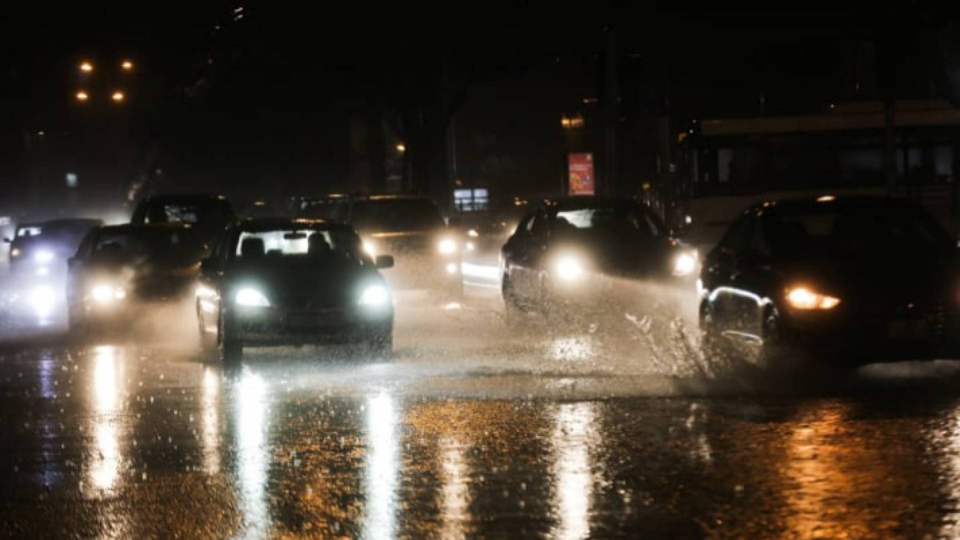 صورة ليلية لمركبات خلال تساقط الأمطار في عمان