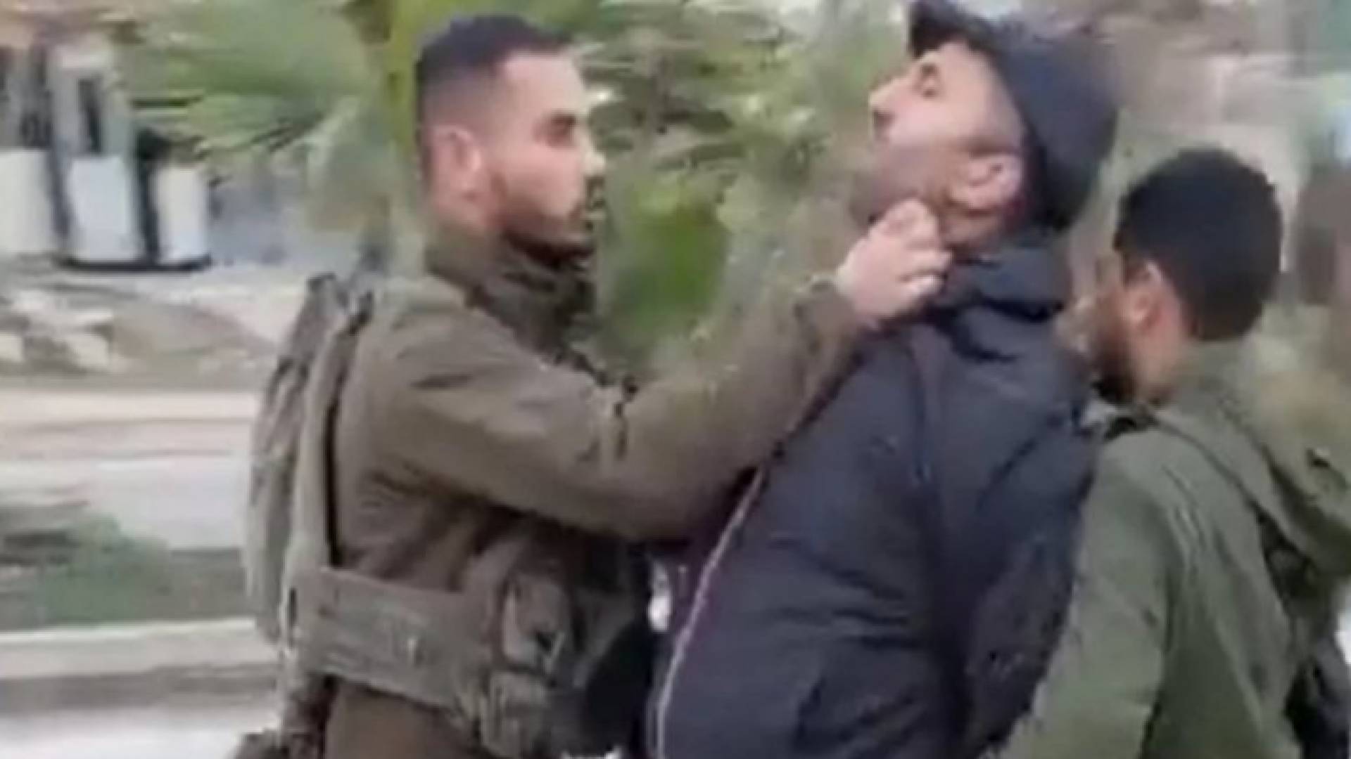 الجندي في أثناء الاعتداء على عمرو