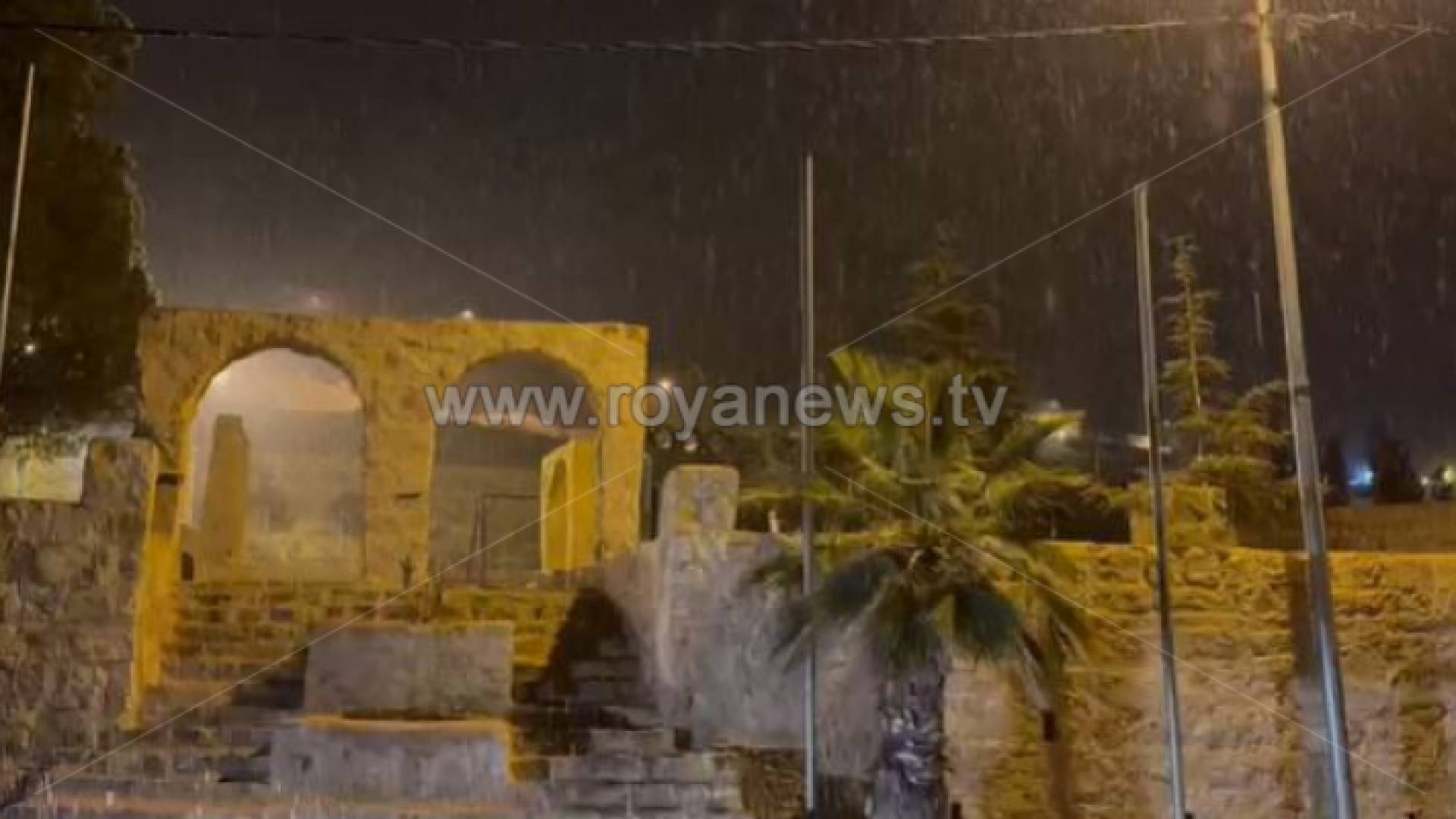 أثناء تساقط الثلج في المنطقة