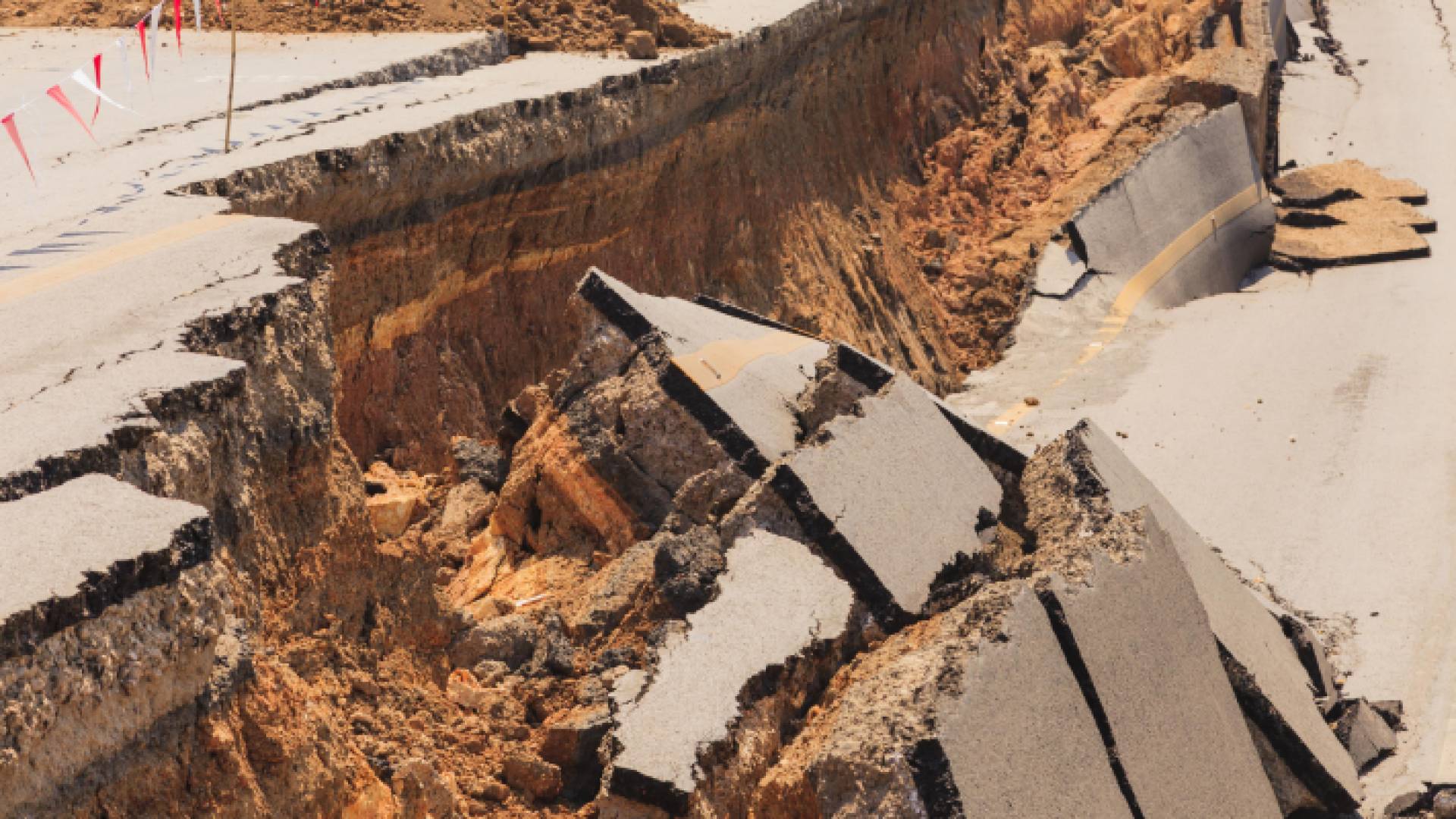 شارع متضرر من زلزال مدمر - أرشيفية