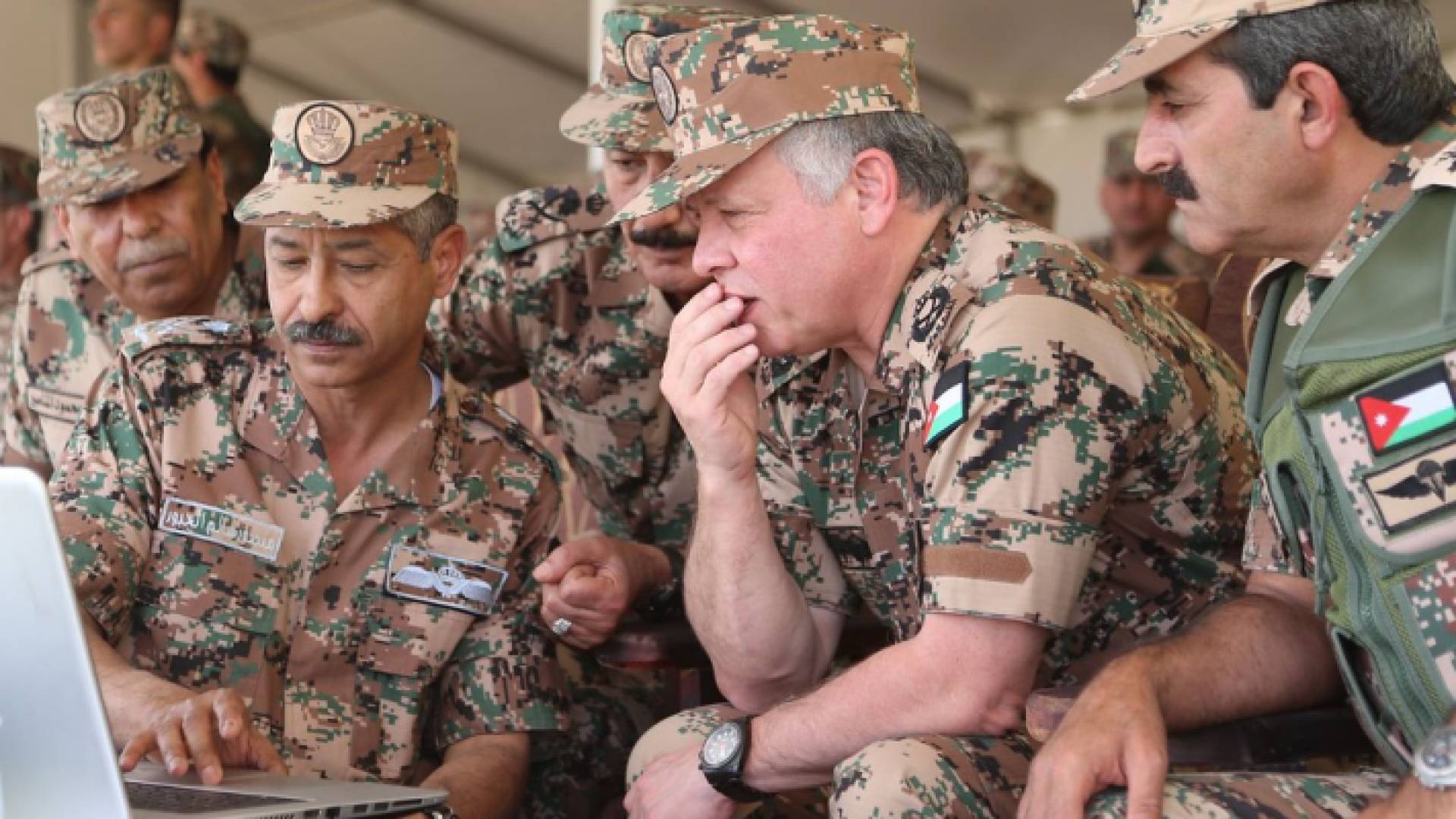 جلالة الملك خلال زيارته إلى إحدى الكتائب