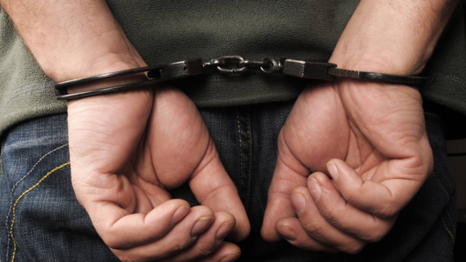 أيدي موقوف مكبلتان بالأصفاد