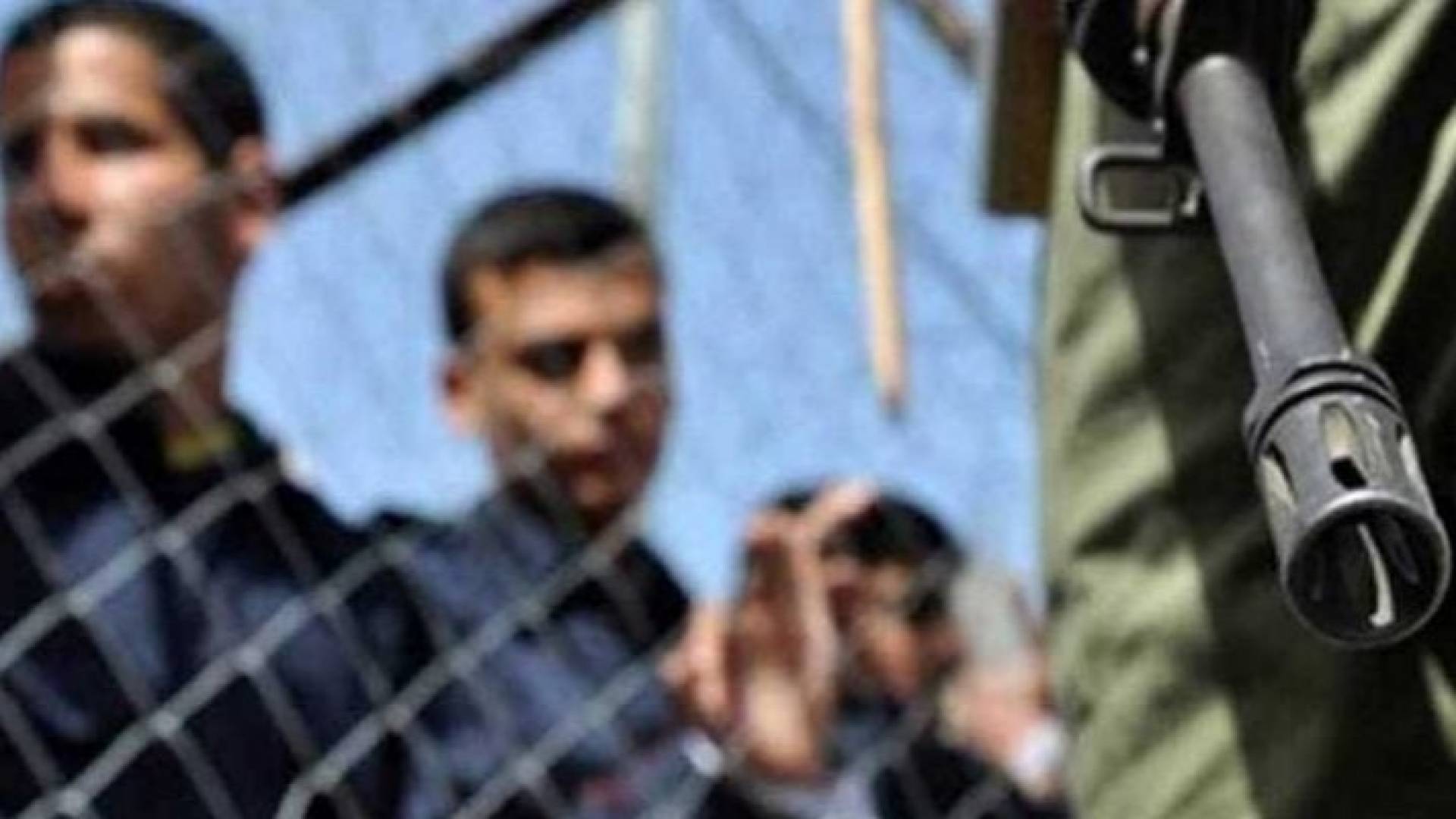 صورة تعبيرية لأسرى فلسطينيين وسلاح مجند في الاحتلال الإسرائيلي