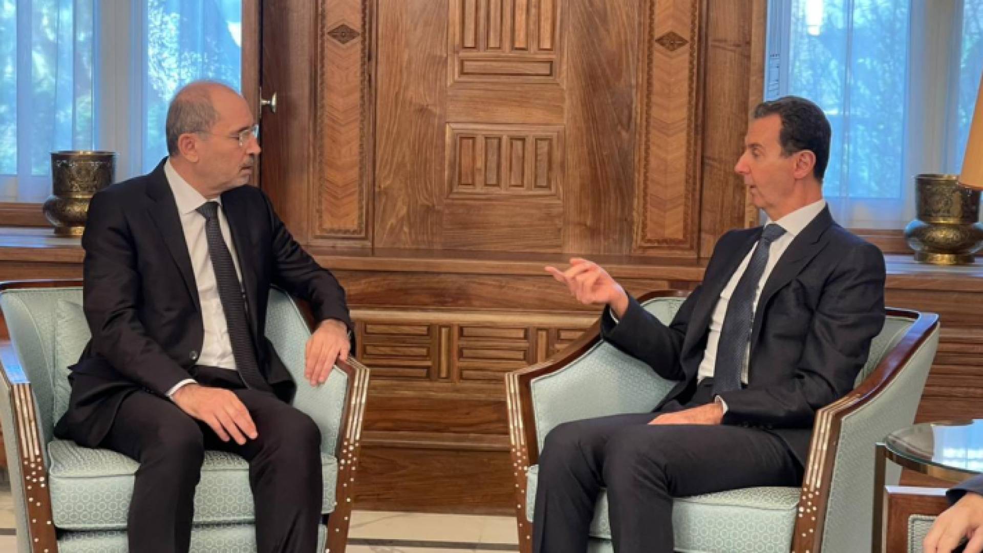 وزير الخارجية أيمن الصفدي إلى جانب الرئيس السوري بشار الأسد