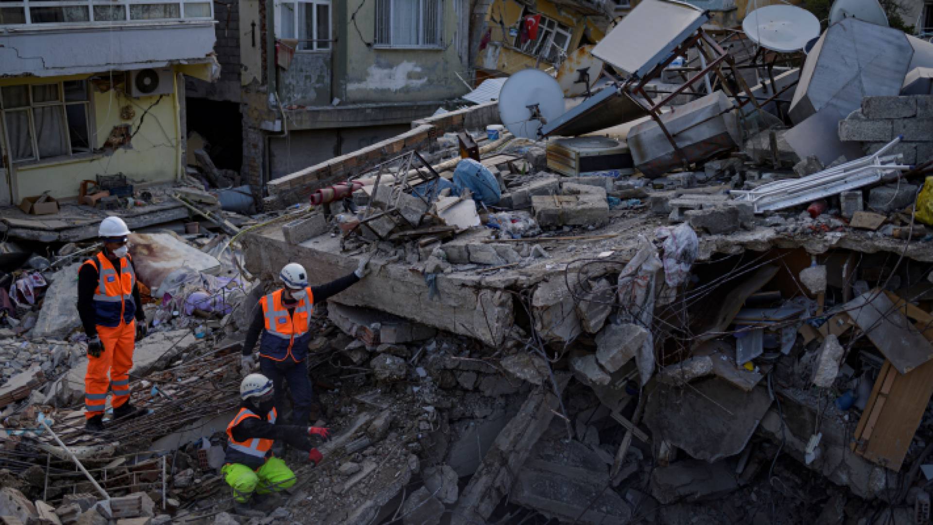 آثار الزلزال المدمر في تركيا
