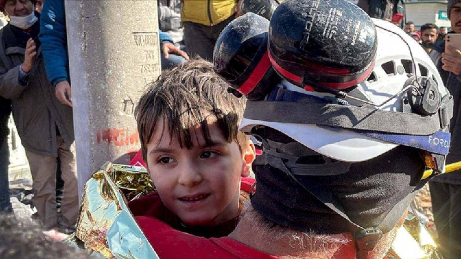 طفل أنقذ من تحت الأنقاض