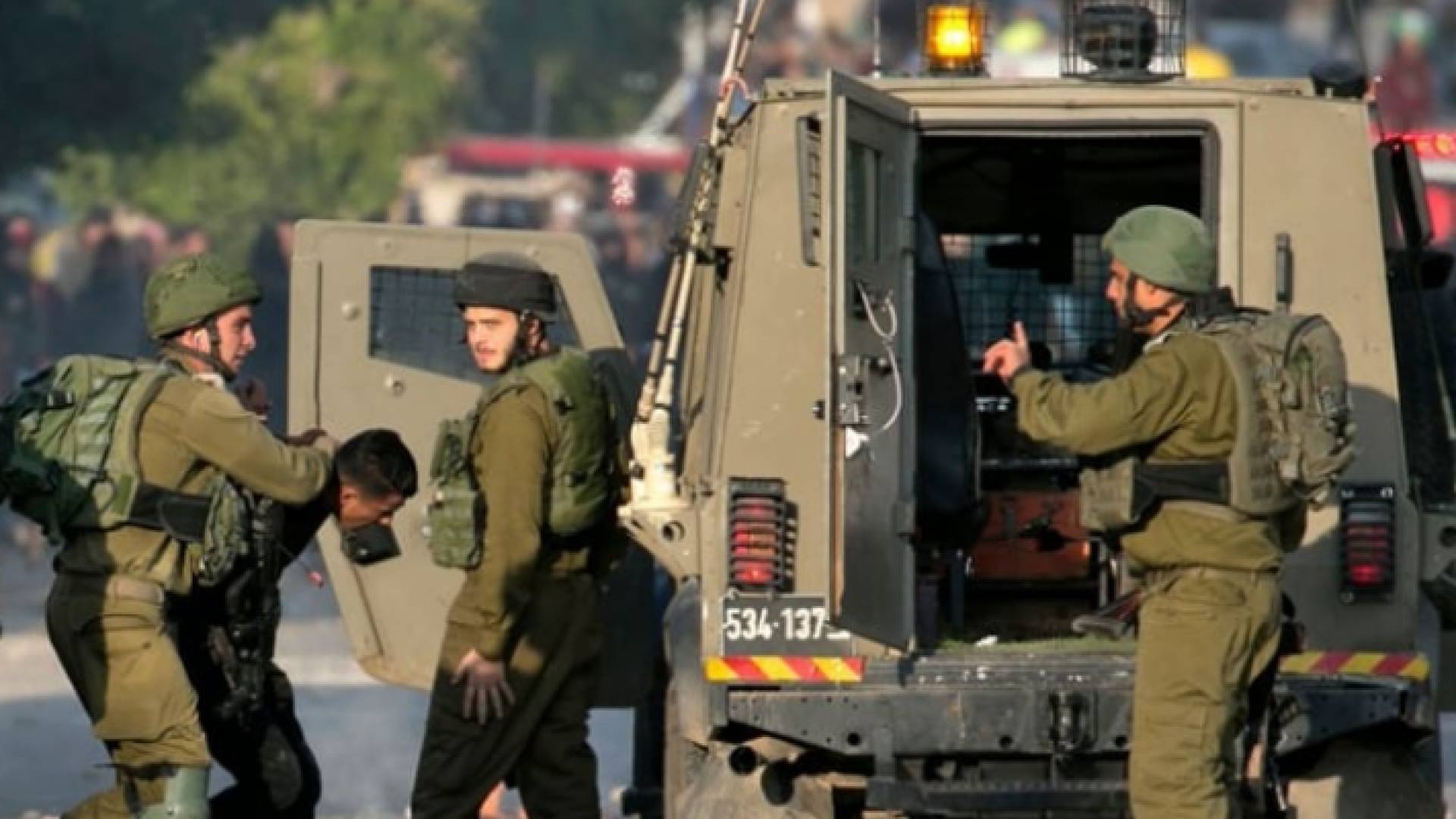 عناصر من قوات الاحتلال تعتقل فلسطينيا - أرشيفية