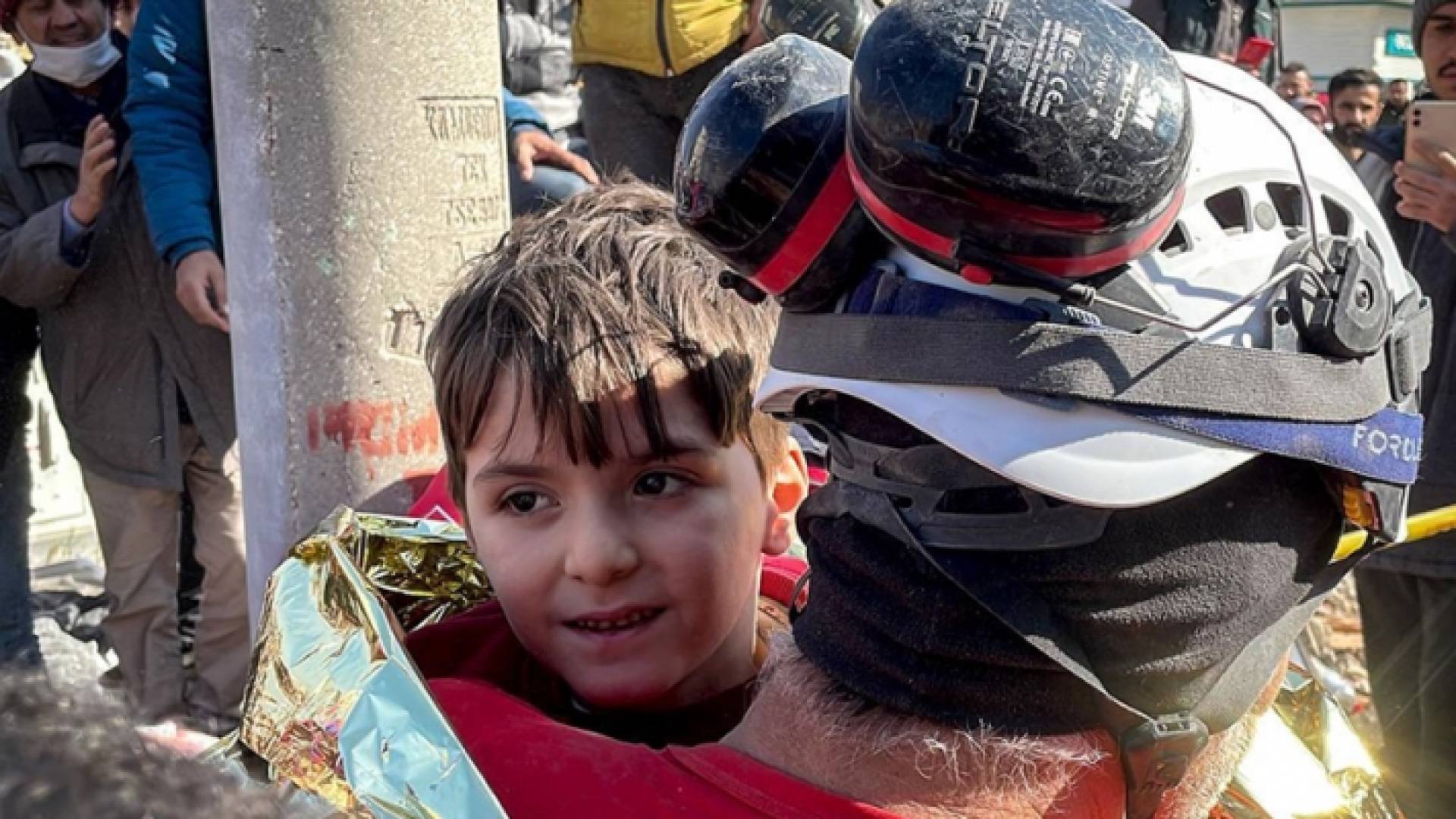 طفل أنقذ من تحت الأنقاض