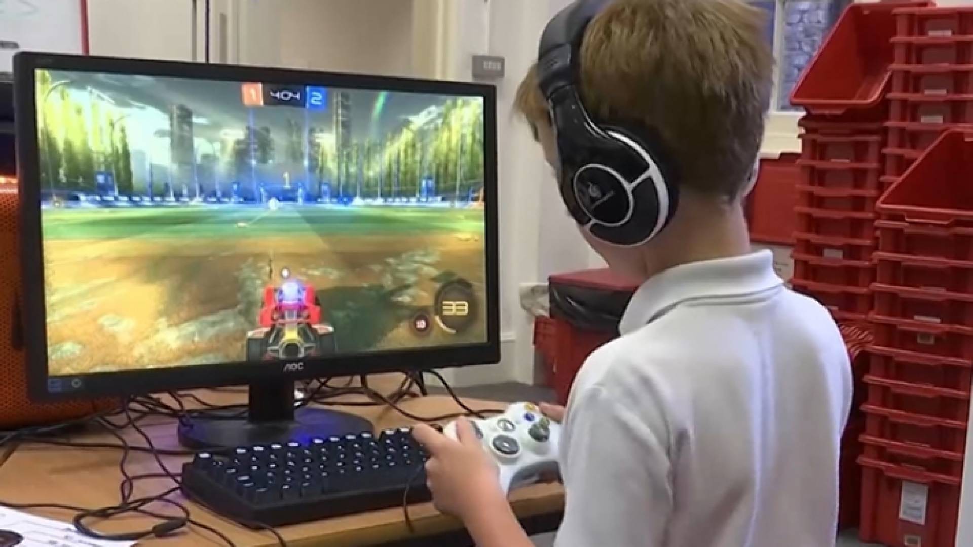 طفل يلعب بإحدى الإلعاب الذكية