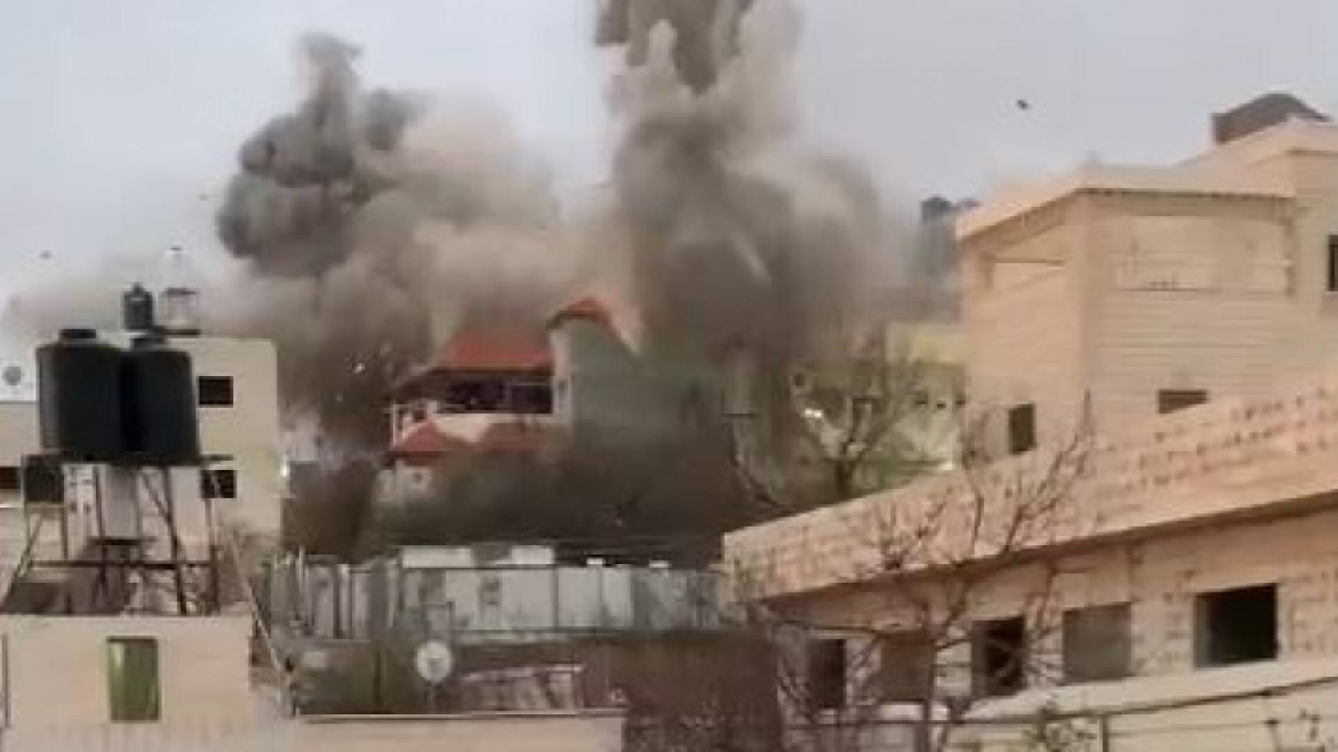 لحظة تفجير منزل الشهيد محمد الجعبري