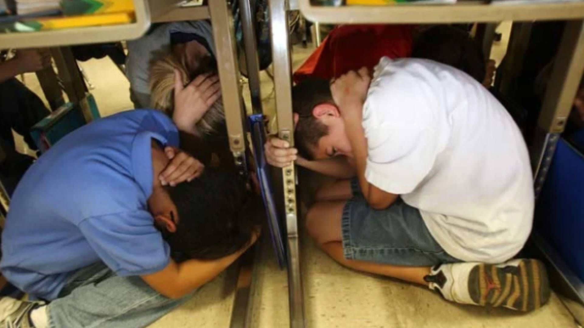 أطفال يختبؤن