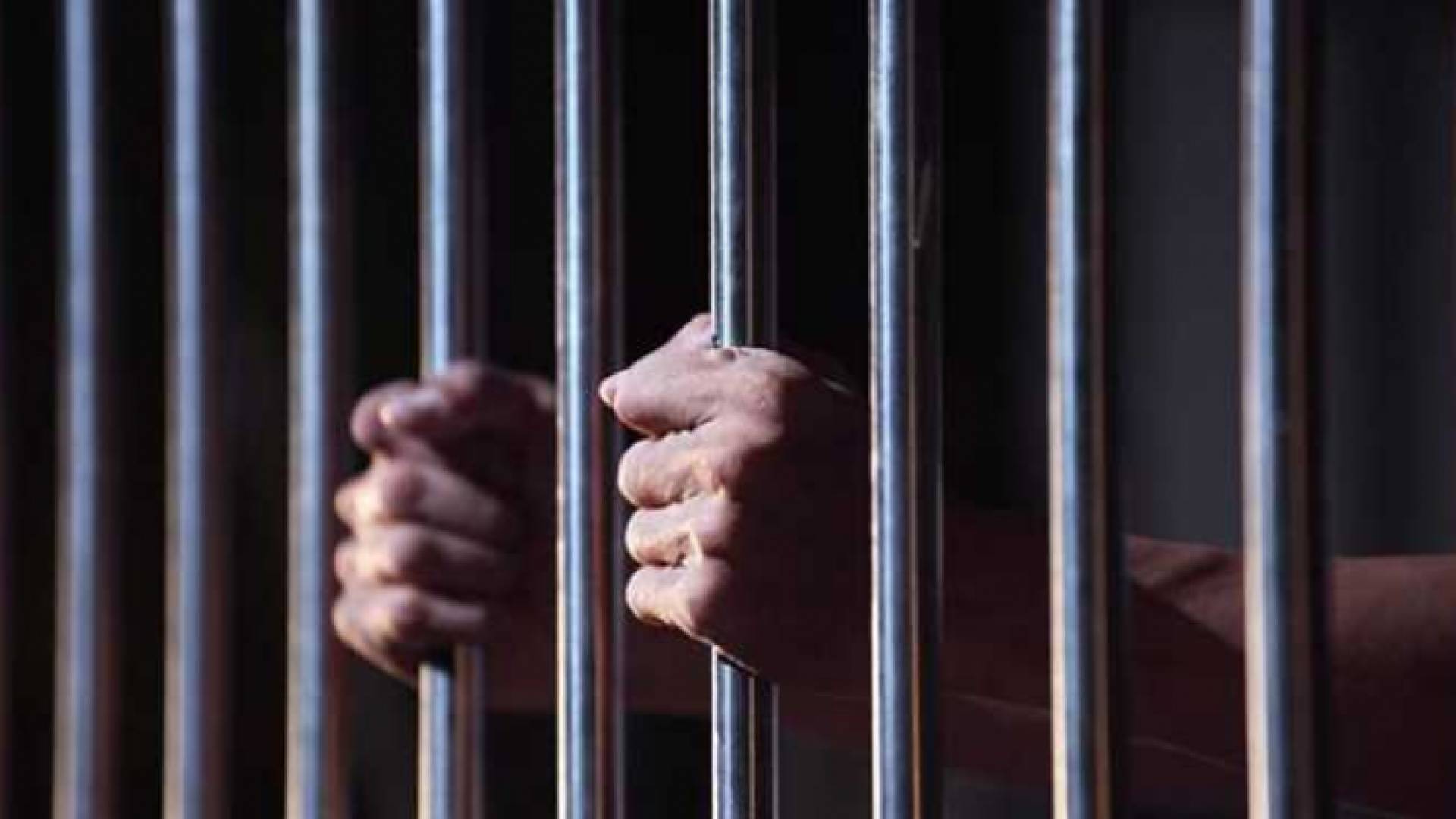 سجين خلف القضبان - تعبيرية