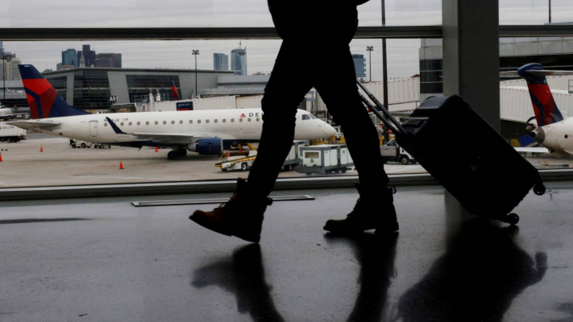 مسافر يمشي داخل مطار