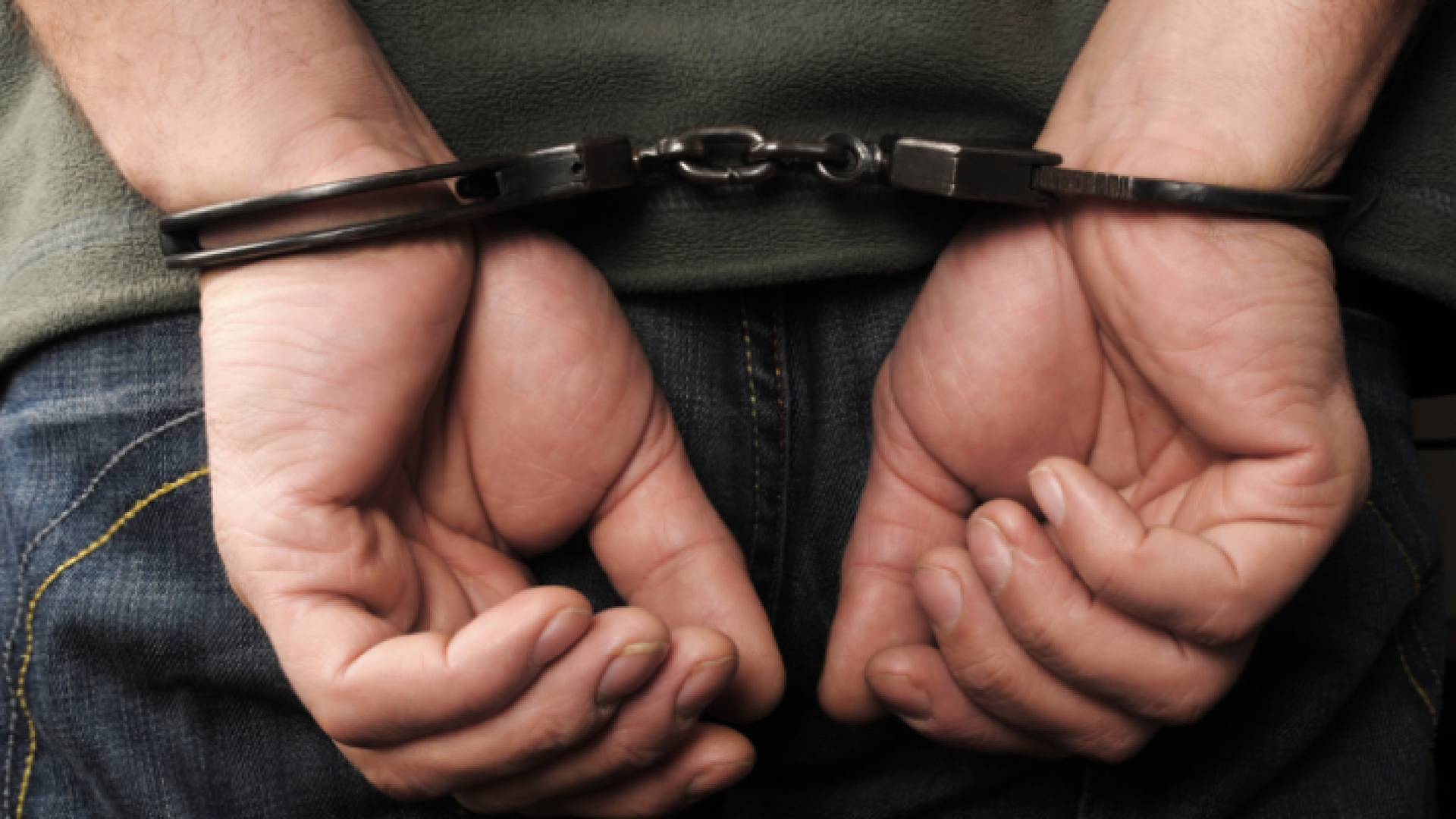 القبض على شخص