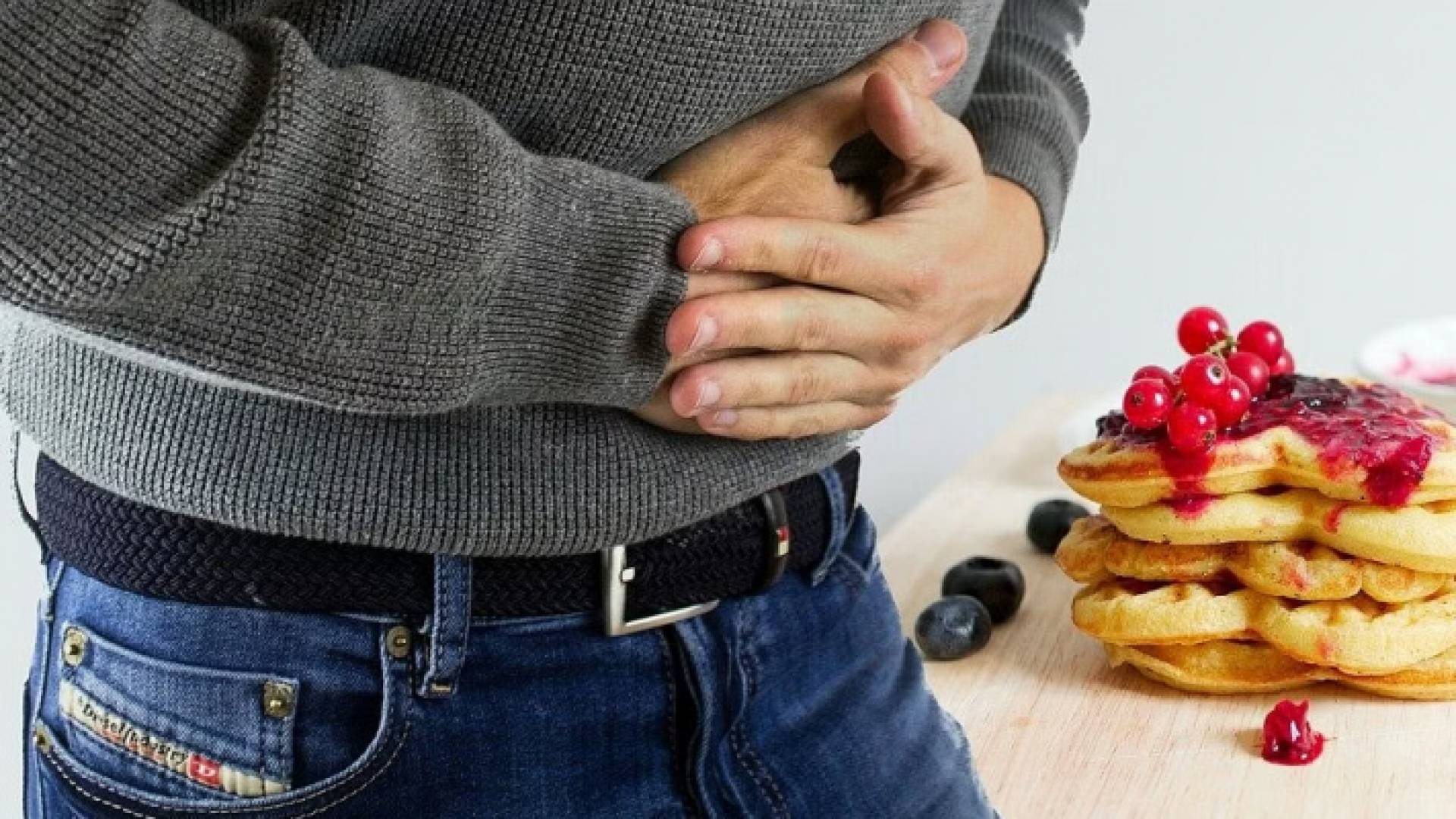 شخص يعاني من آلام في الأمعاء - تعبيرية