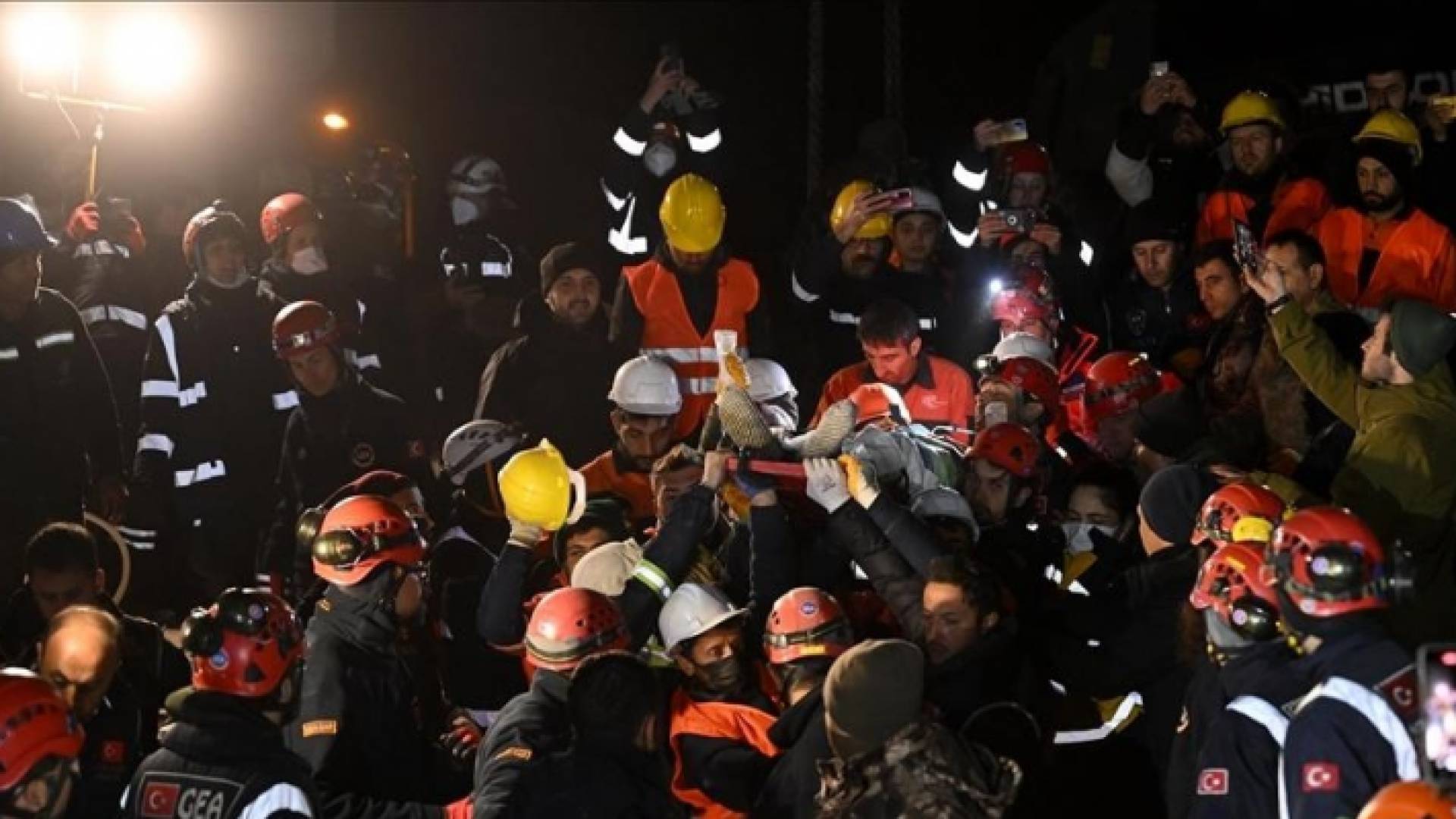 لحظة إخراج عثمان حلبية (12 عاما) من تحت الأنقاض