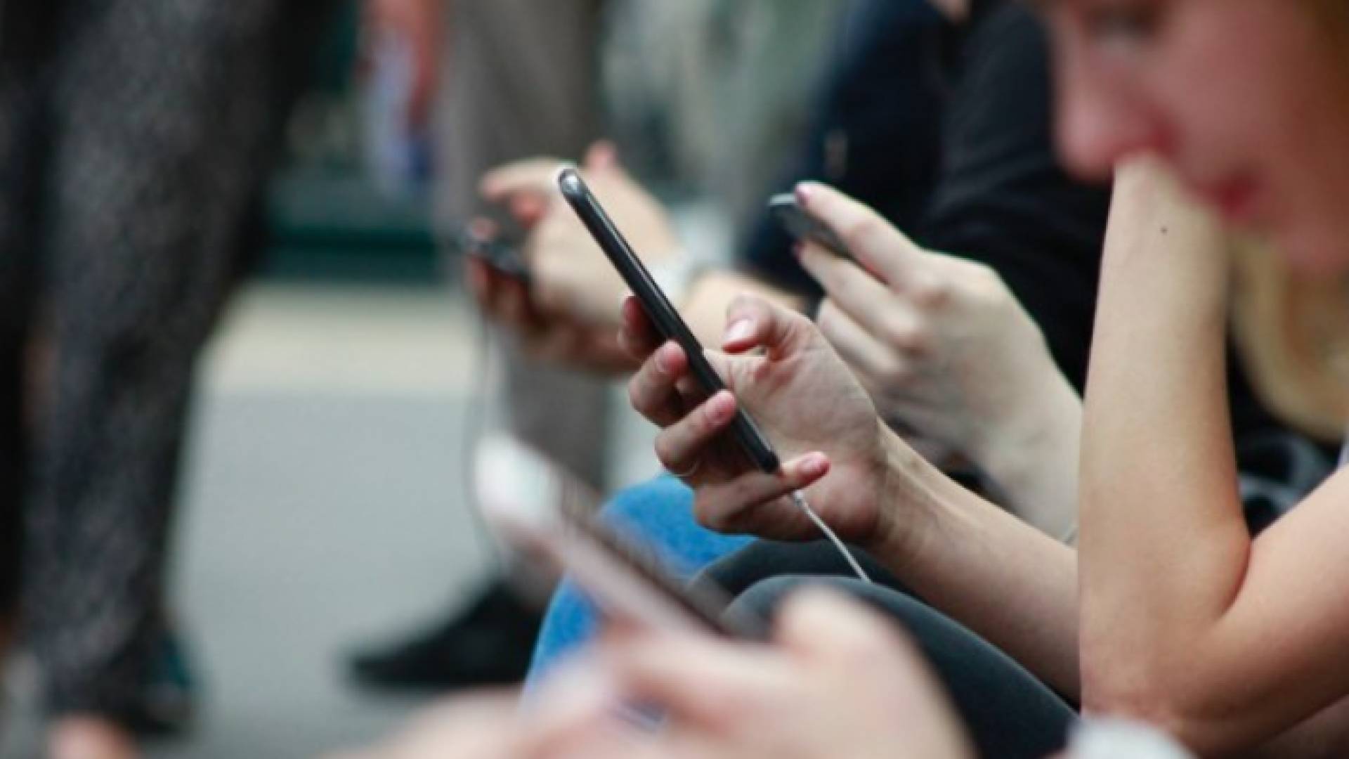 أشخاص يستخدمون هواتفهم المحمولة