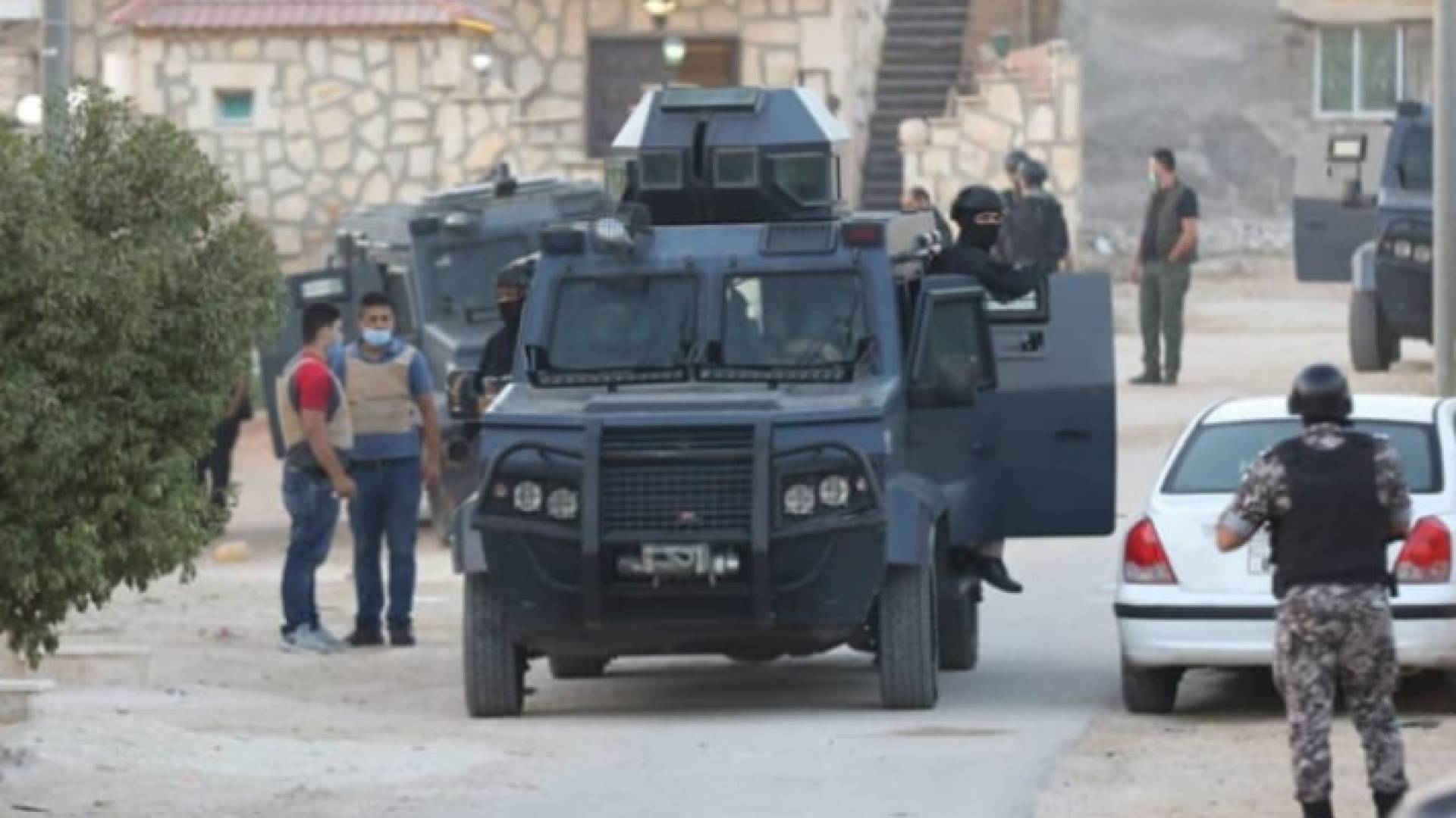 قوة أمنية تنفذ مداهمة