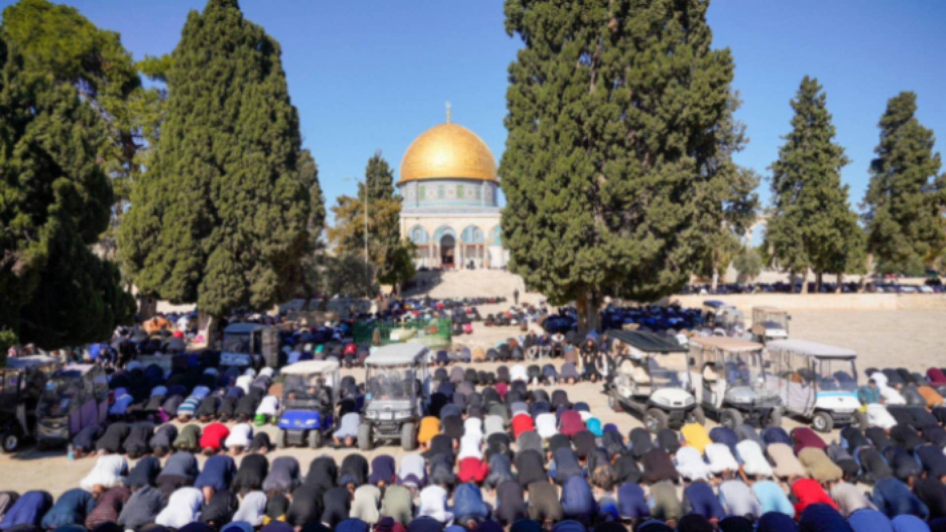 صورة أرشيفية لفلسطينيين يؤدون صلاة الجمعة في المسجد الأقصى