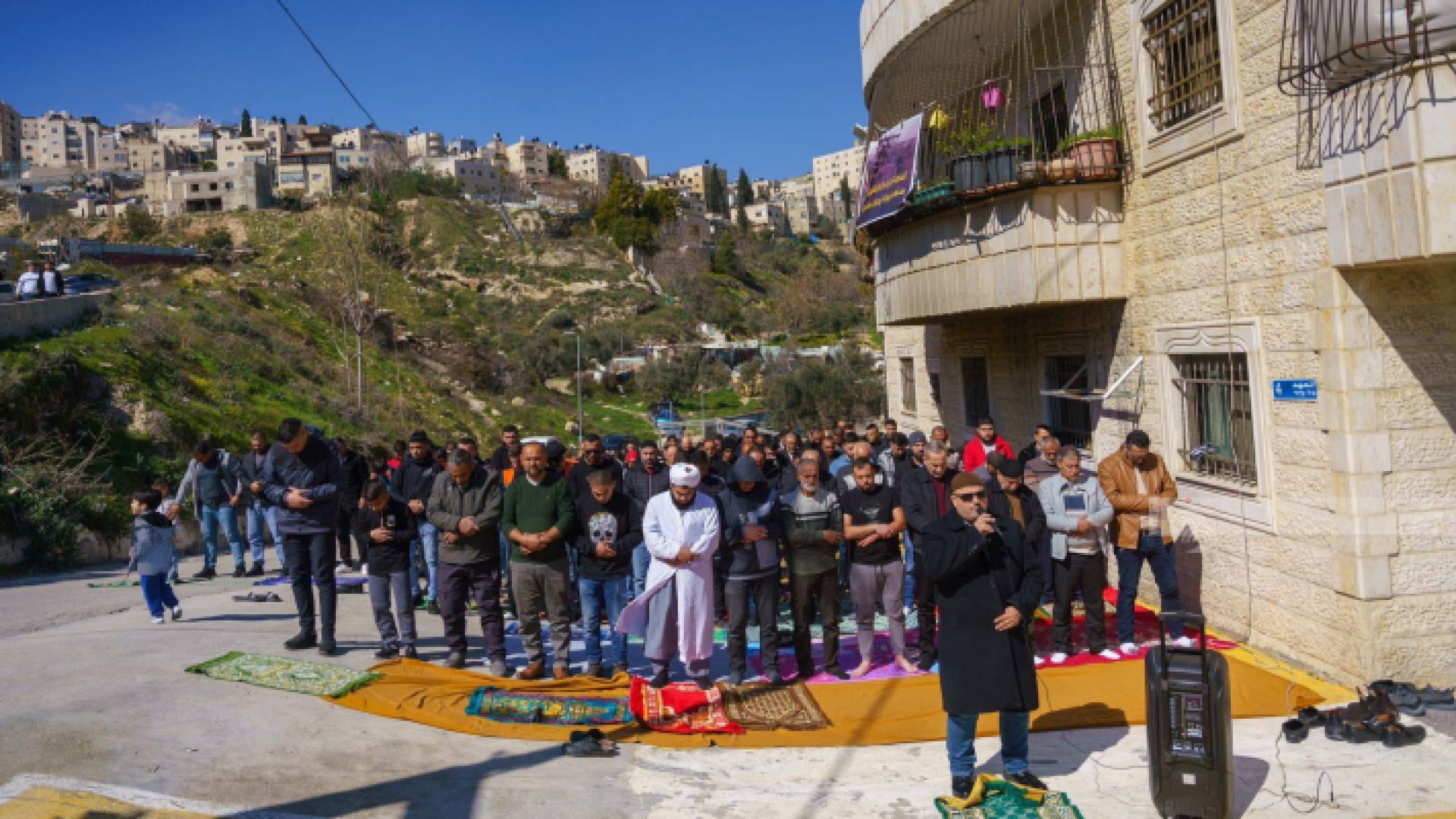 جموع المصلين أمام البناية