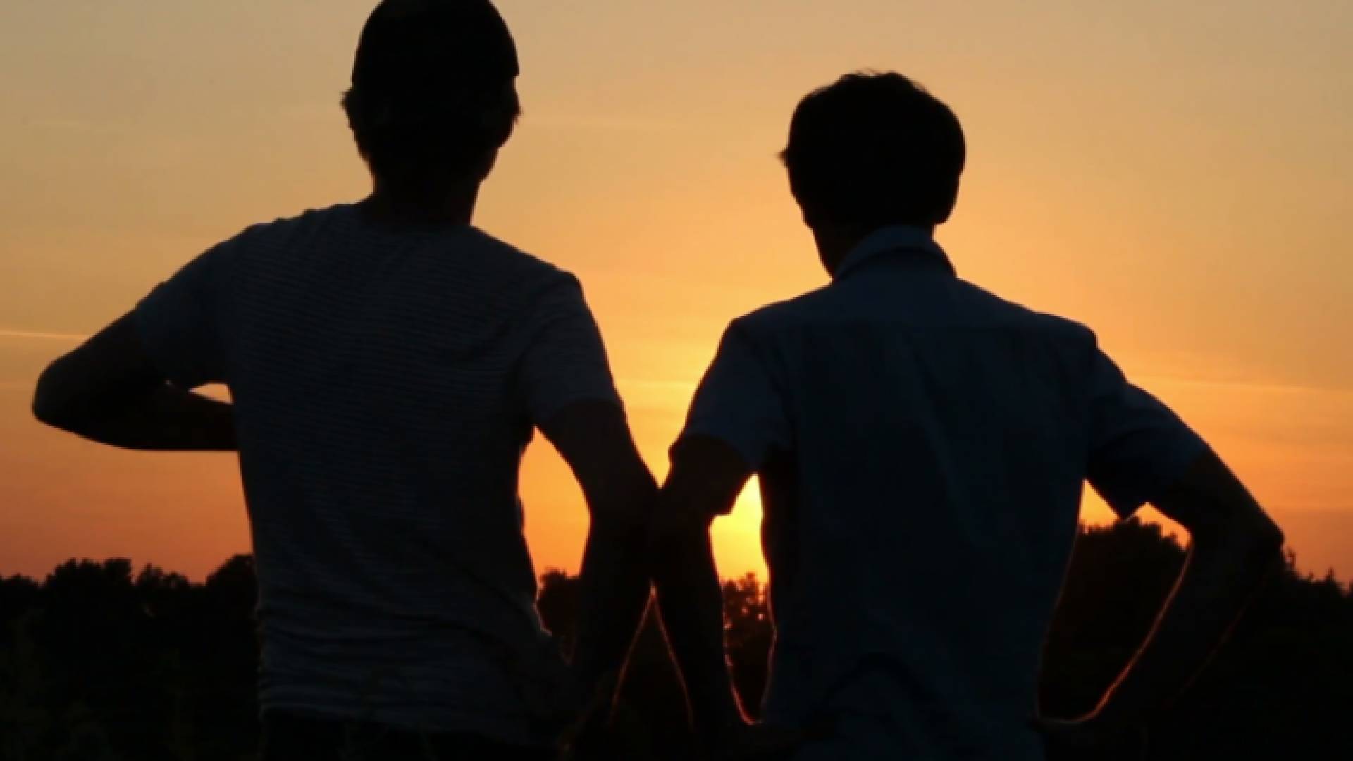 صورة تعبيرية لصديقين