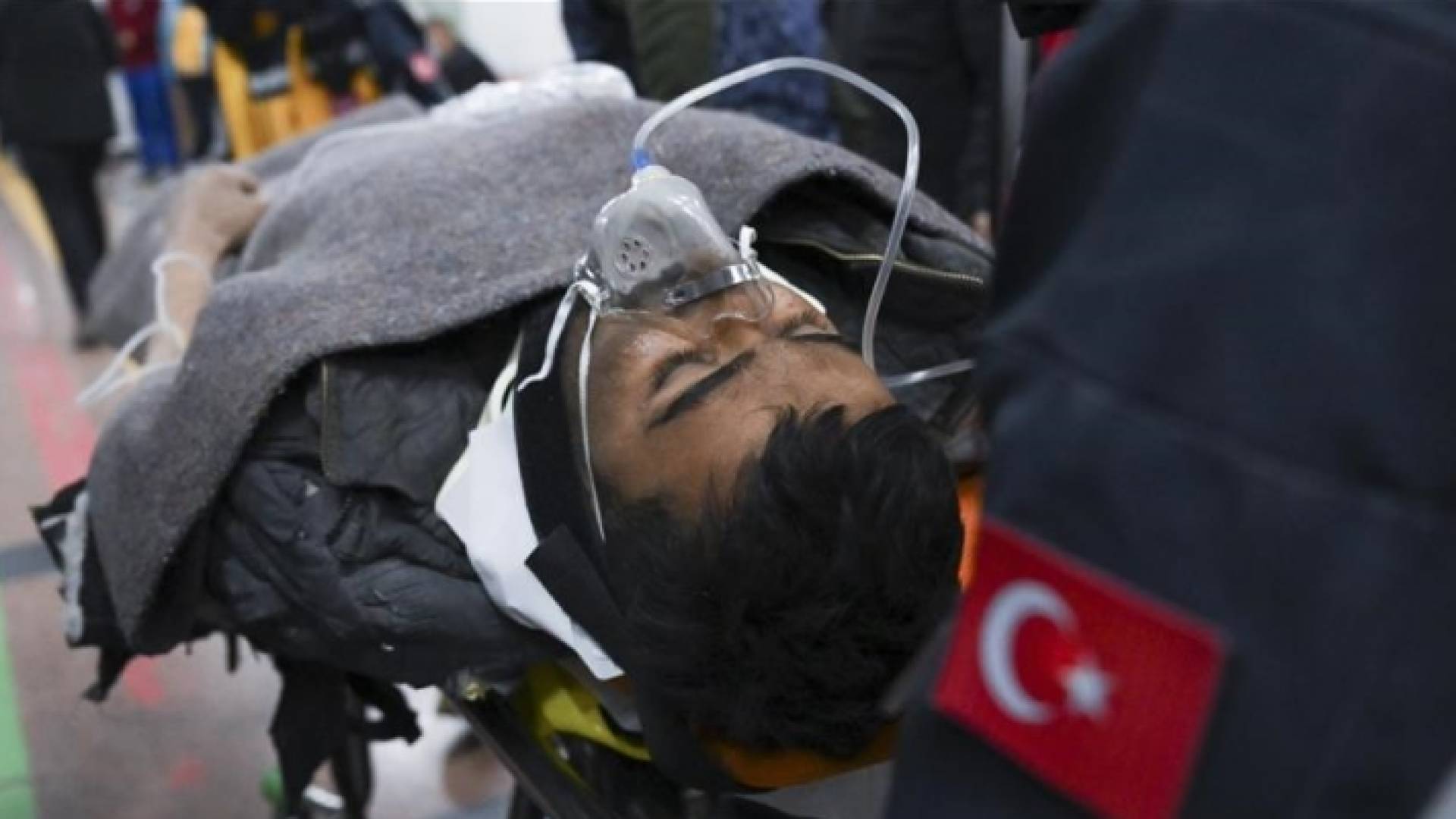 أثناء إنقاذ أحد الأشخاص من تحت الركام