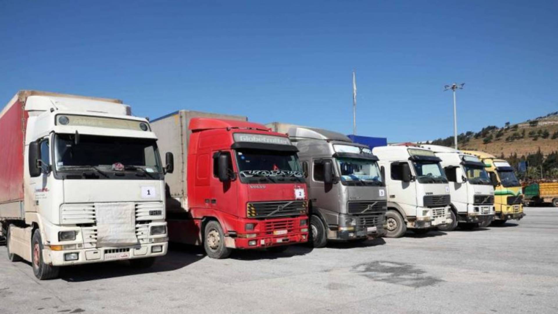 شاحنات محملة بمساعدات