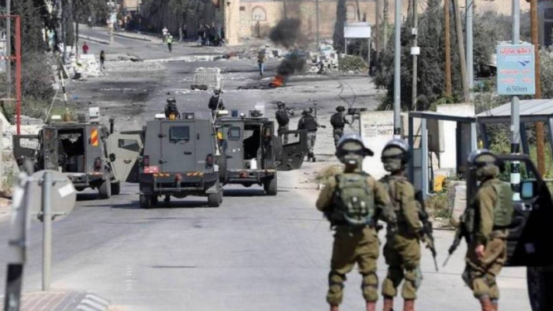 قوات الاحتلال على أحد مداخل المخيم