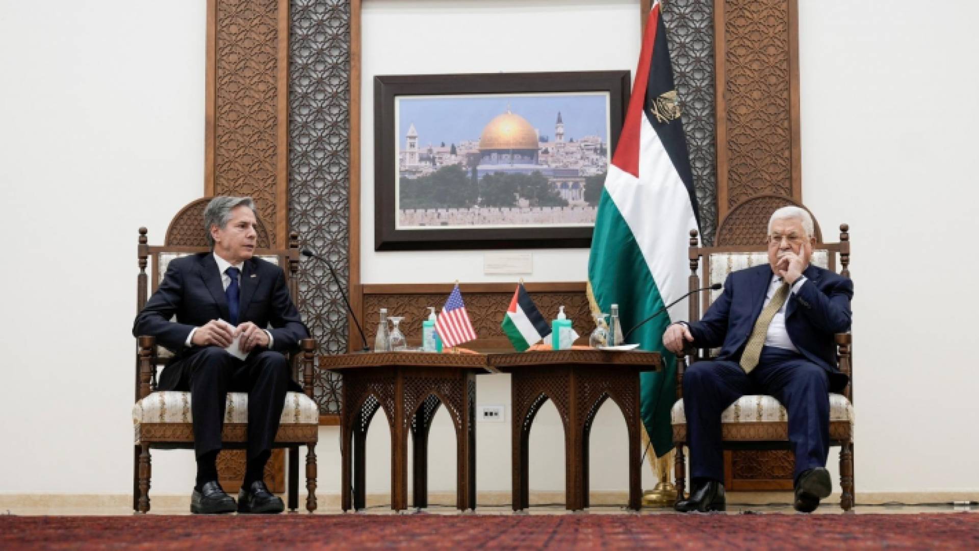 صورة أرشيفية للرئيس الفلسطيني محمود عباس ووزير الخارجية الأمريكي أنتوني بلينكن