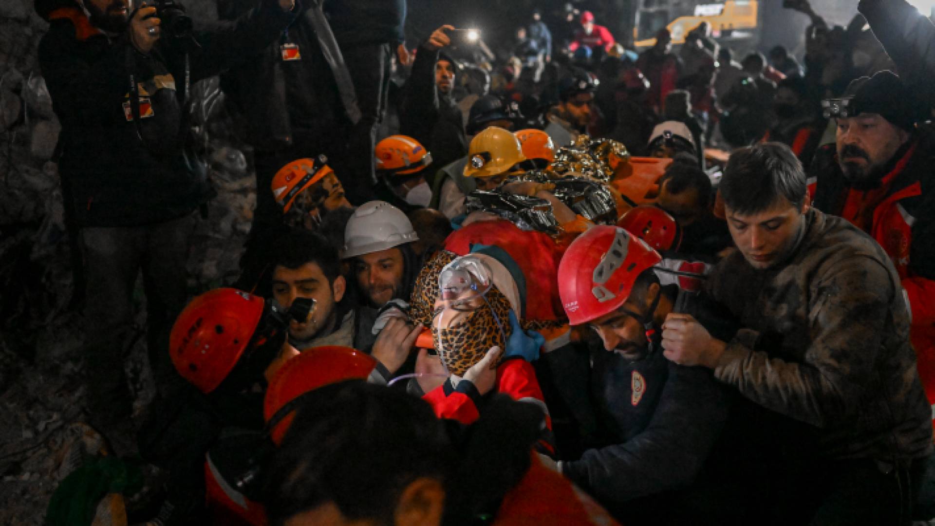 إحدى الناجيات من الزلزال في تركيا