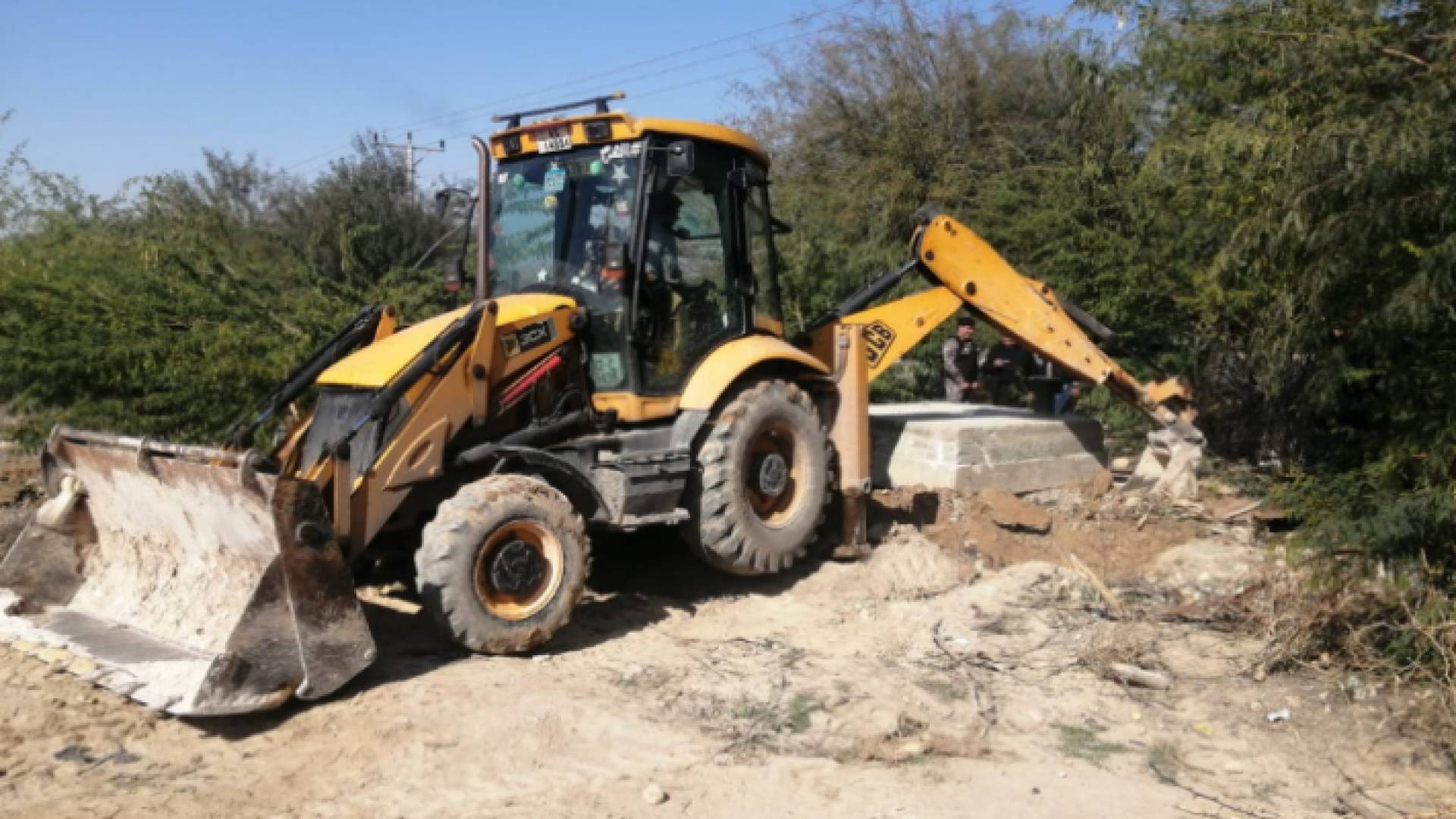 جرافة تزيل اعتداء على خط ناقل مياه الزارة ماعين