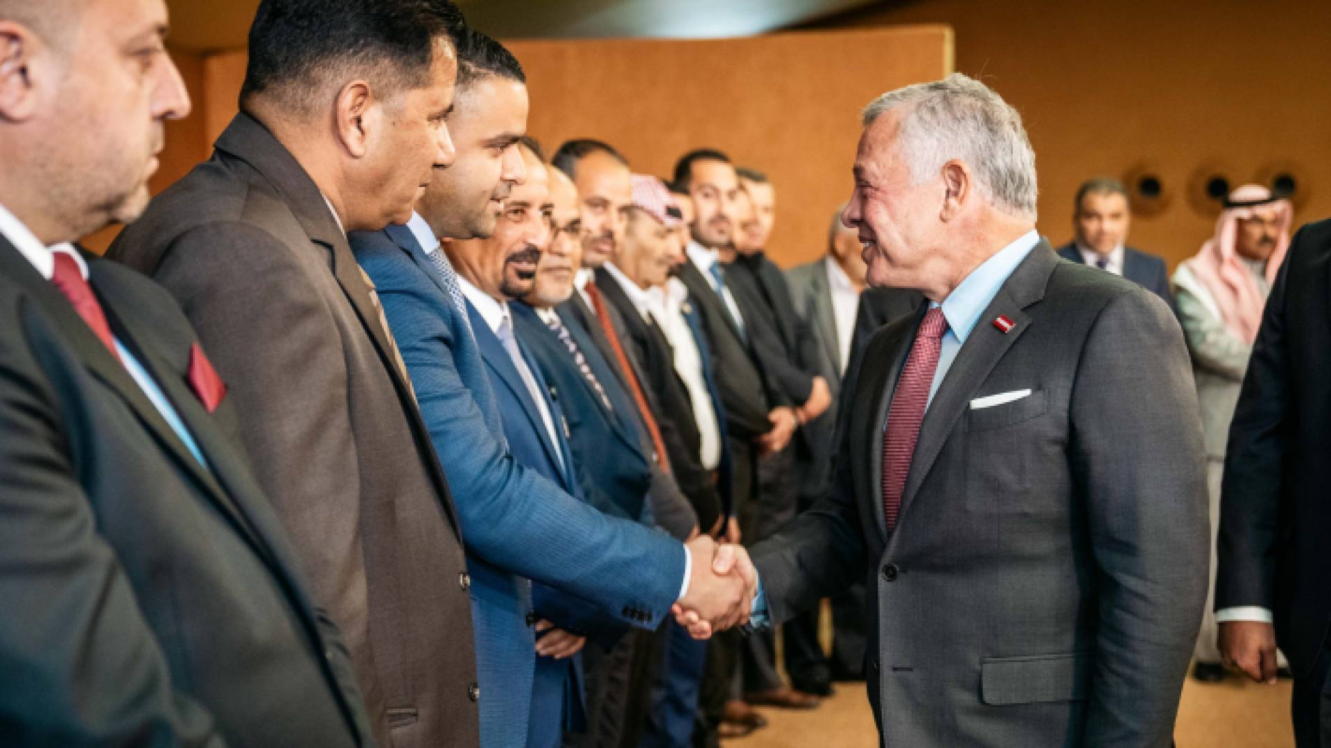 الملك خلال لقائه مع رؤساء مجالس المحافظات والبلديات