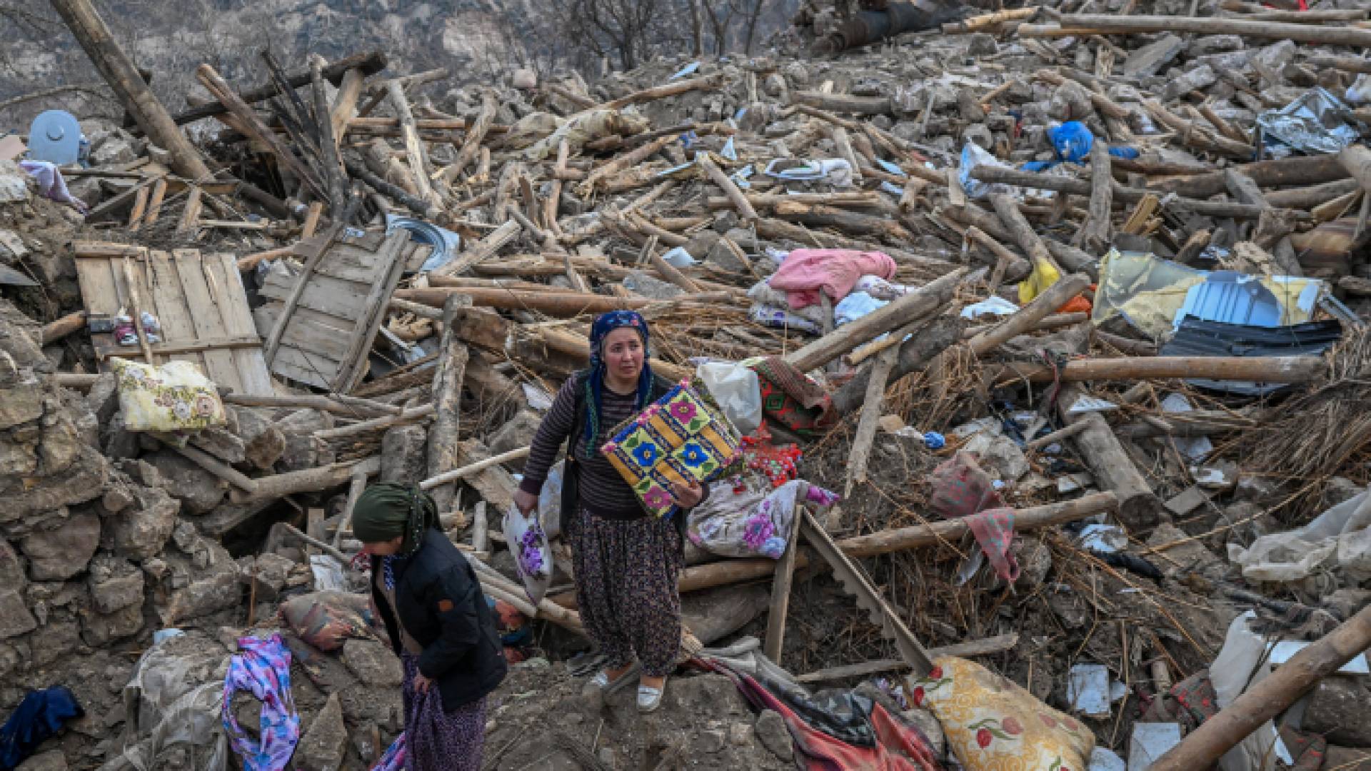 اثار الزلزال المدمر في تركيا