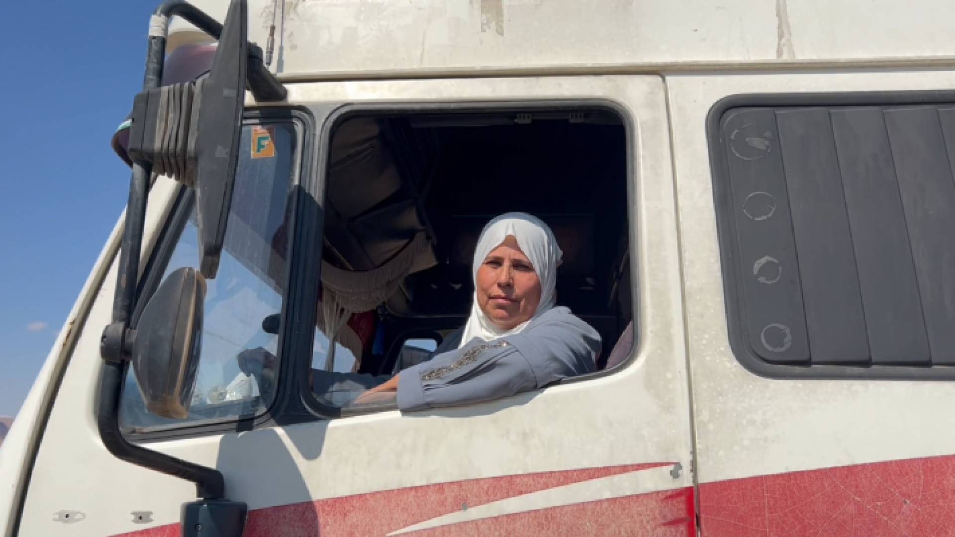 سهام الدعجة أول أردنية حاصلة على رخصة قيادة "جميع المحاور"