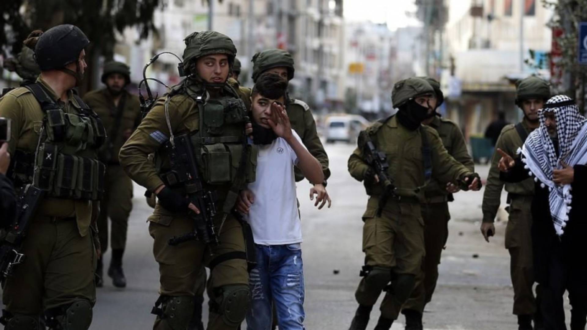 قوات الاحتلال تعتقل طفل فلسطيني