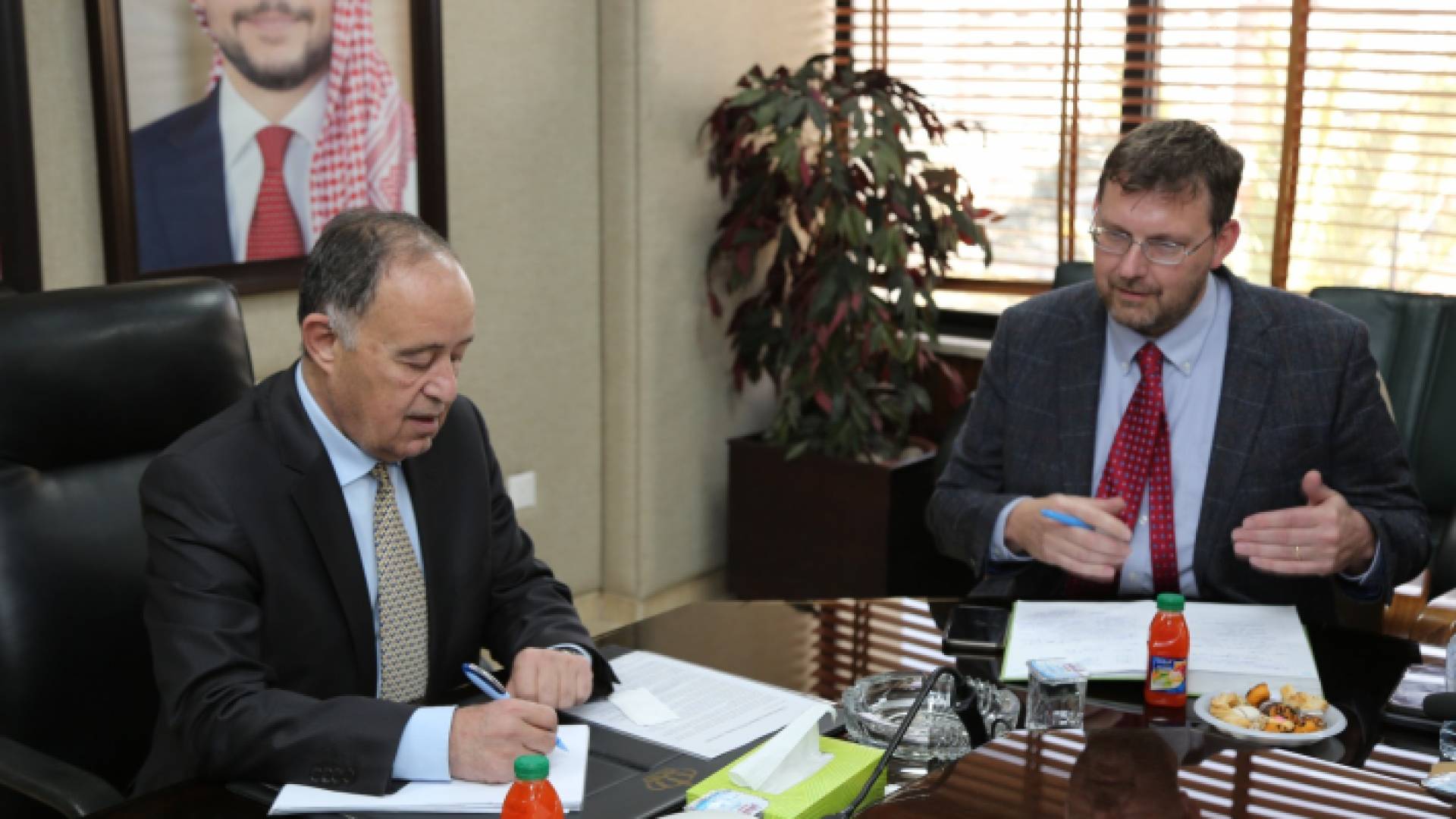 وزير المياه والري محمد النجار في أثناء توقيع الاتفاقية