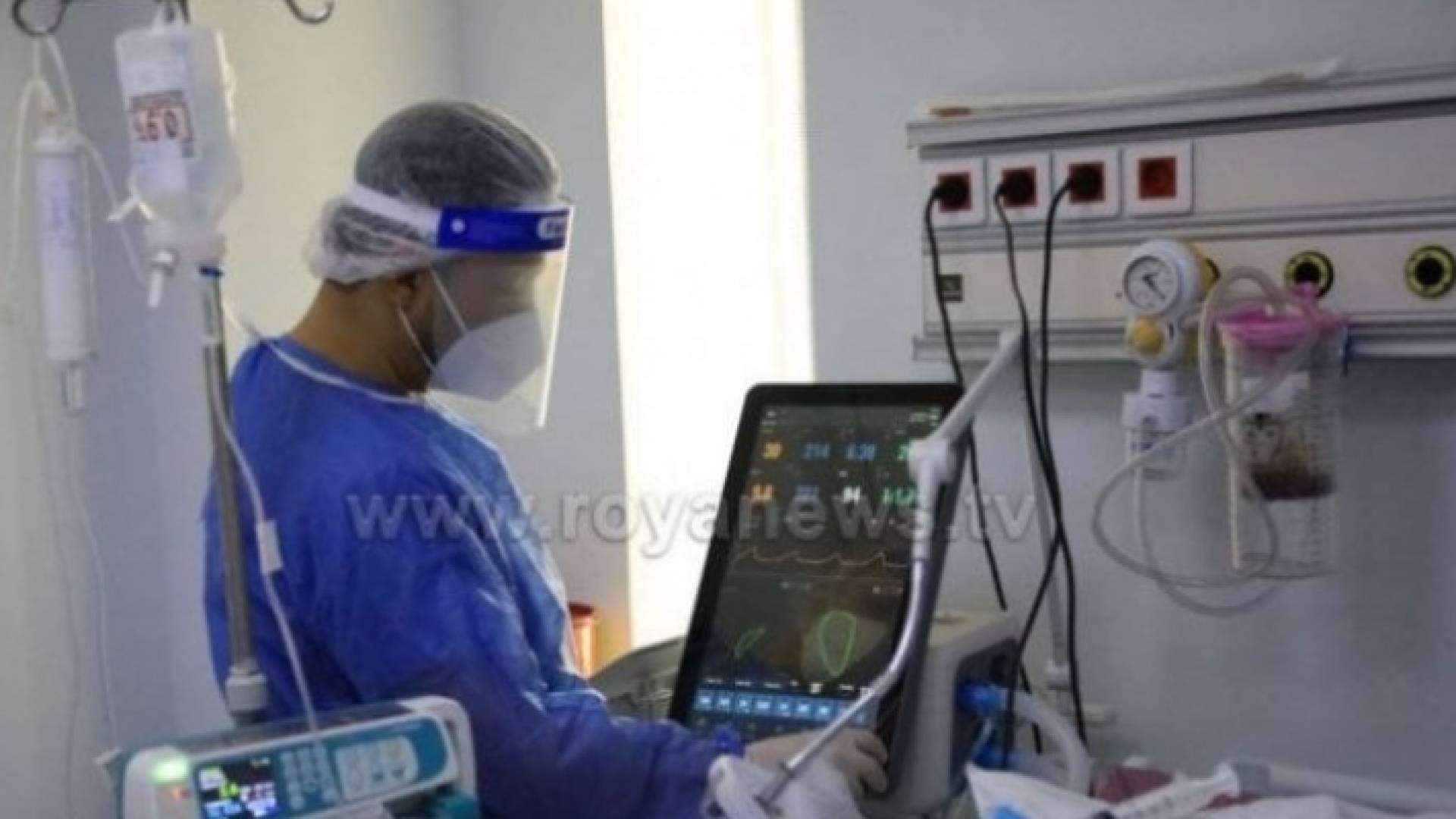 طبيب يتابع إحدى إصابات كورونا في الأردن "أرشيفية"