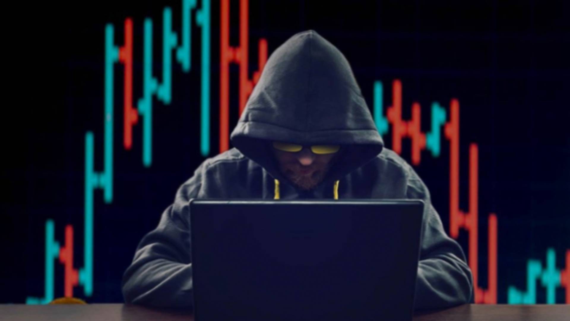 صورة تعبيرية لشخص يمارس الاحتيال الإلكتروني