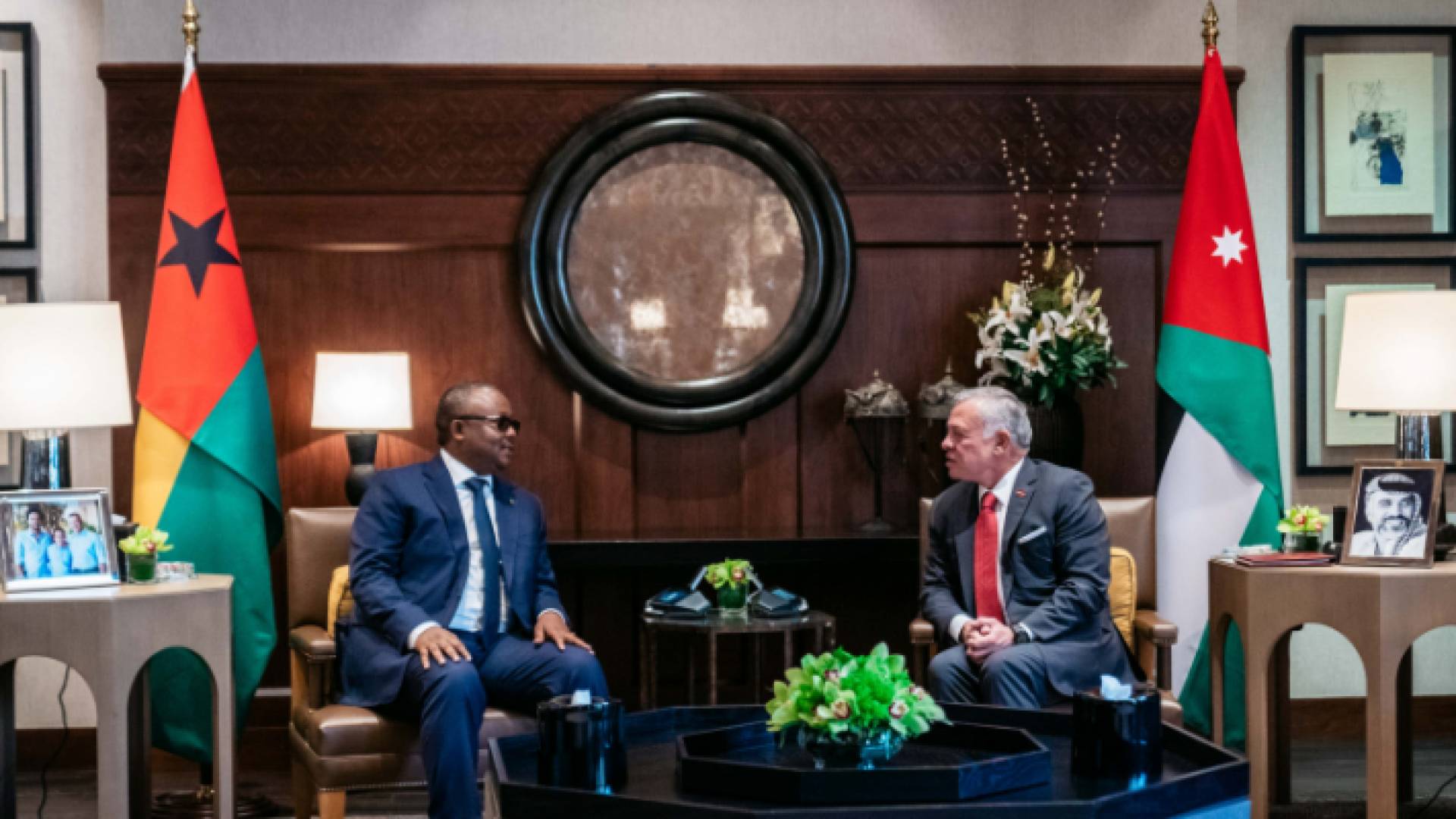 الصورة من لقاء الملك ورئيس جمهورية غينيا بيساو