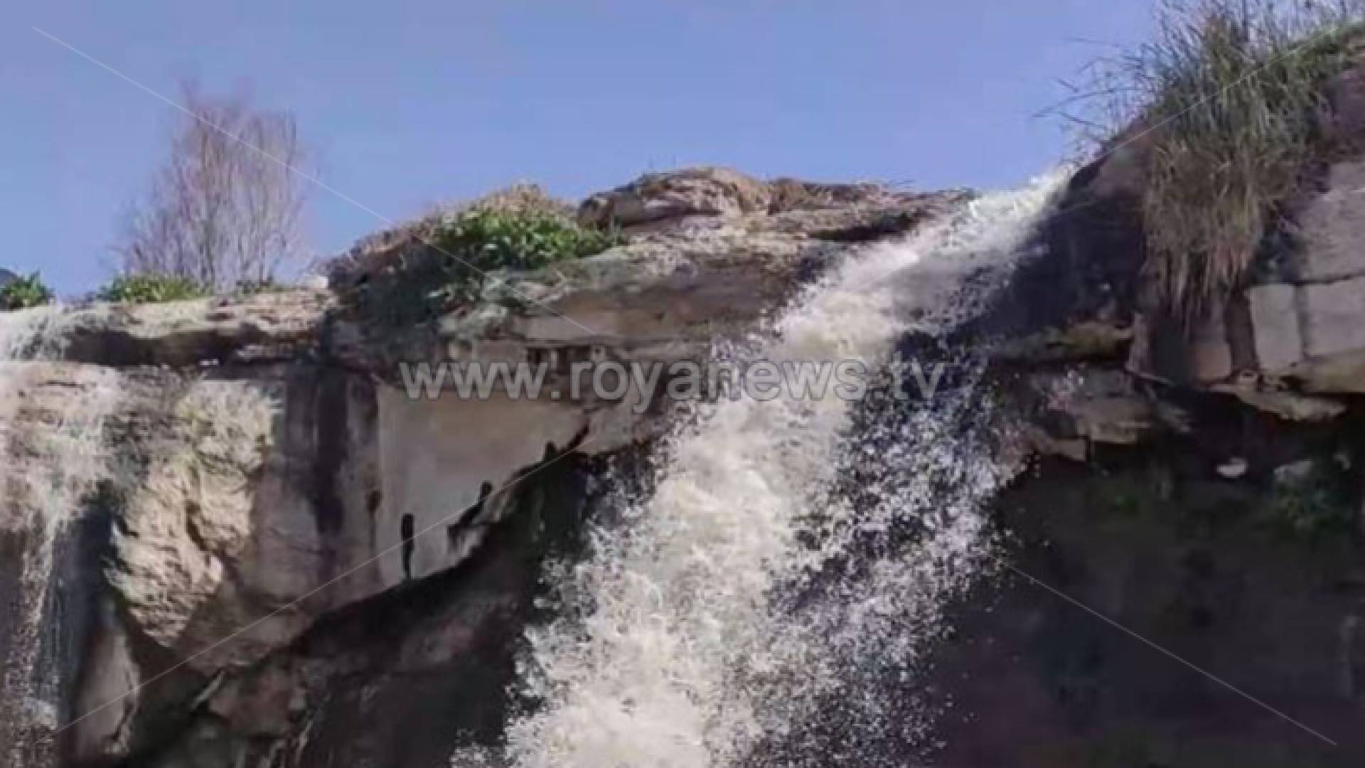 شلال من المياه الآسنة