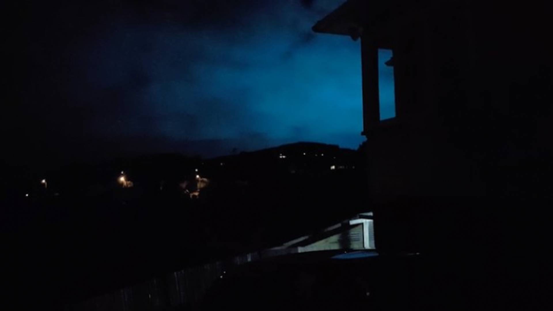 الضوء الأزرق في السماء خلال ضرب زلزال هاتاي التركية