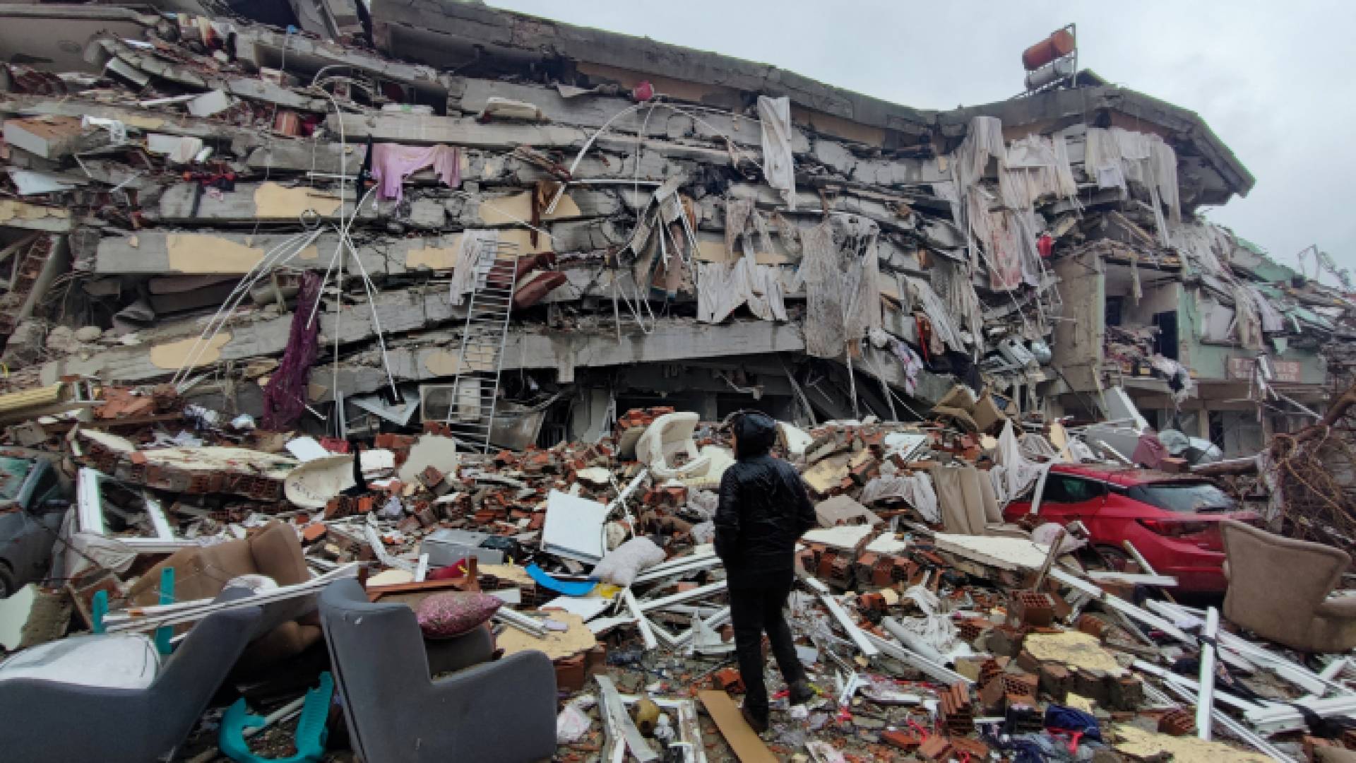 صورة لتعرض إحدى المباني السكنية لانهيار جراء الزلزال المدمر في سوريا وتركيا