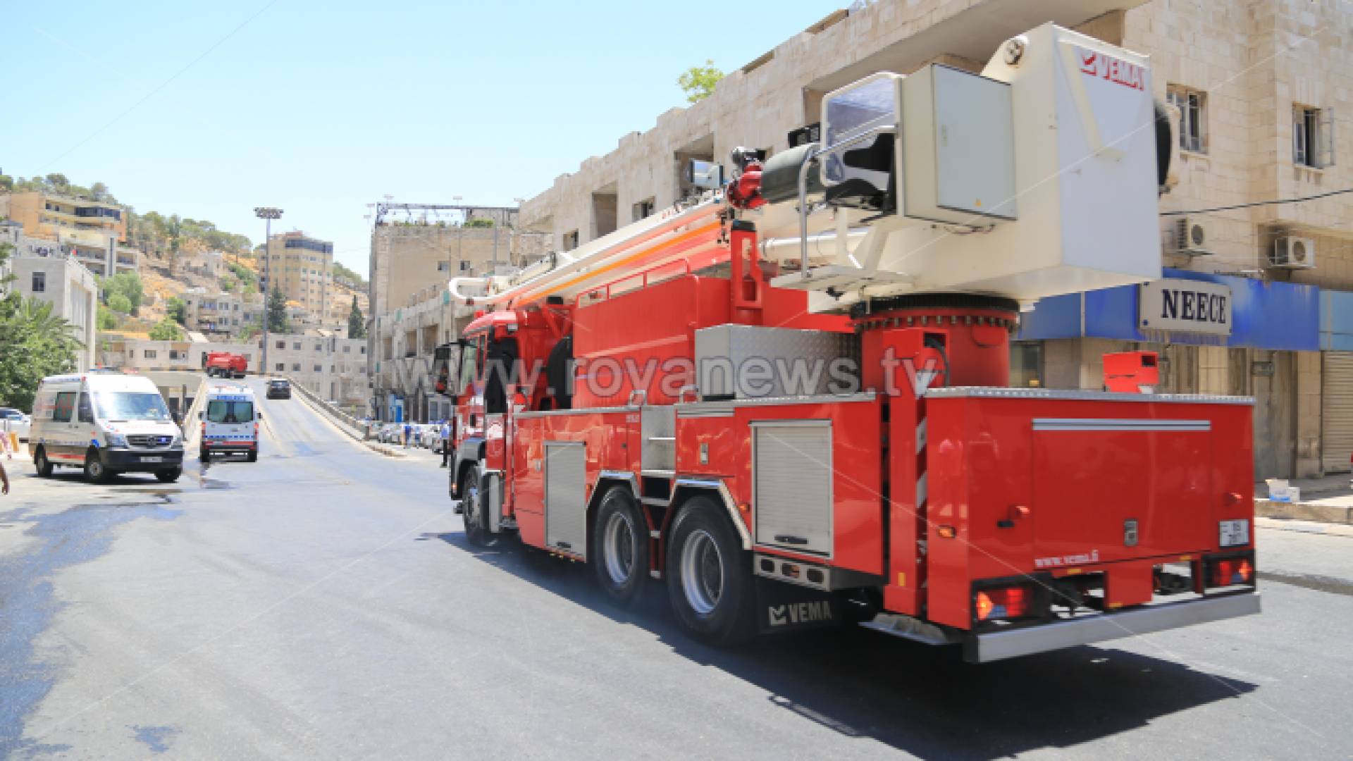 مركبة تابعة للدفاع المدني