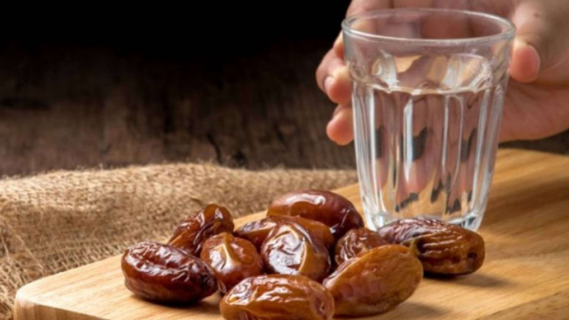 صورة كوب ماء وتمر