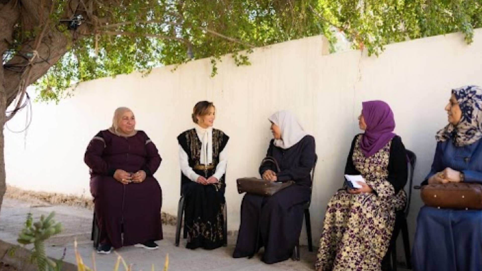 جلالة الملكة خلال لقاءها سيدات في غور الصافي