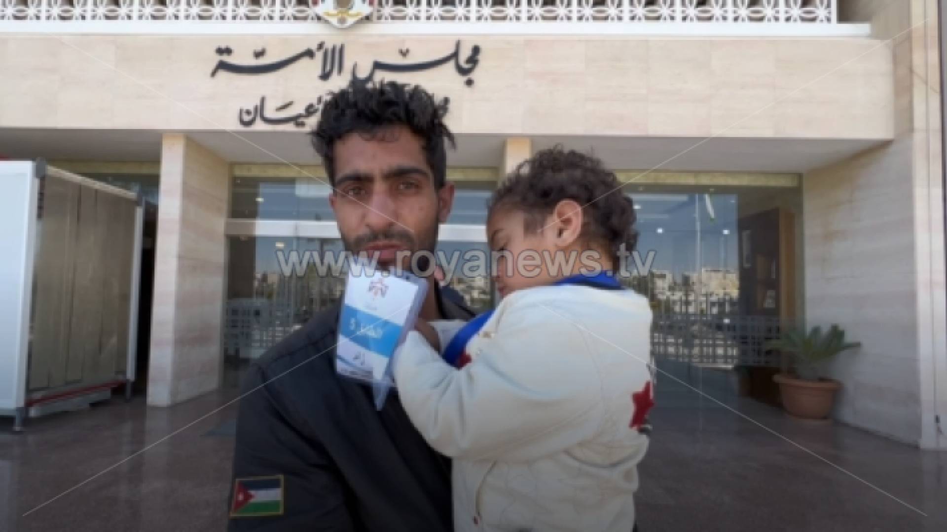 صورة المواطن وهو يتحدث لـ"رؤيا" أمام مجلس النواب