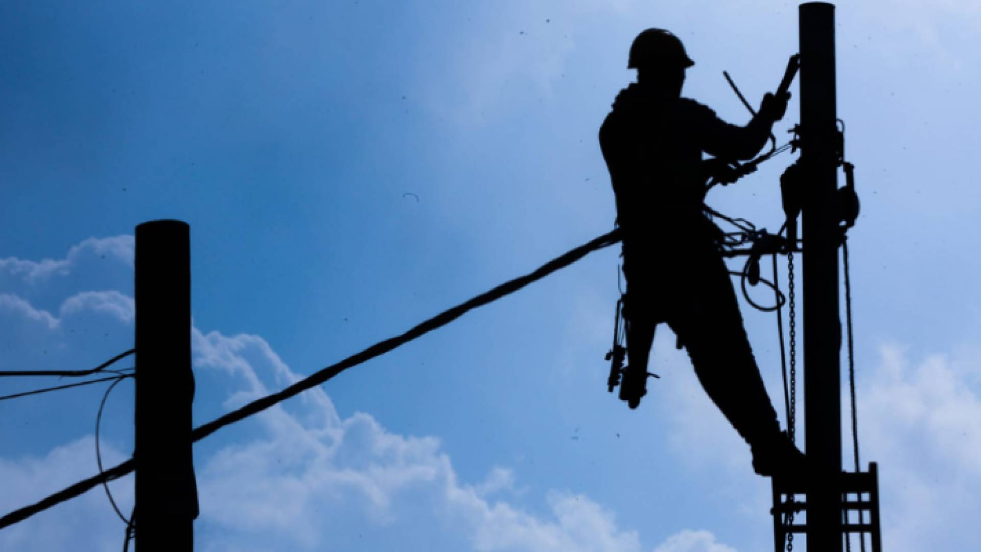 عامل يجري صيانة لخطوط الشبكة الكهربائية