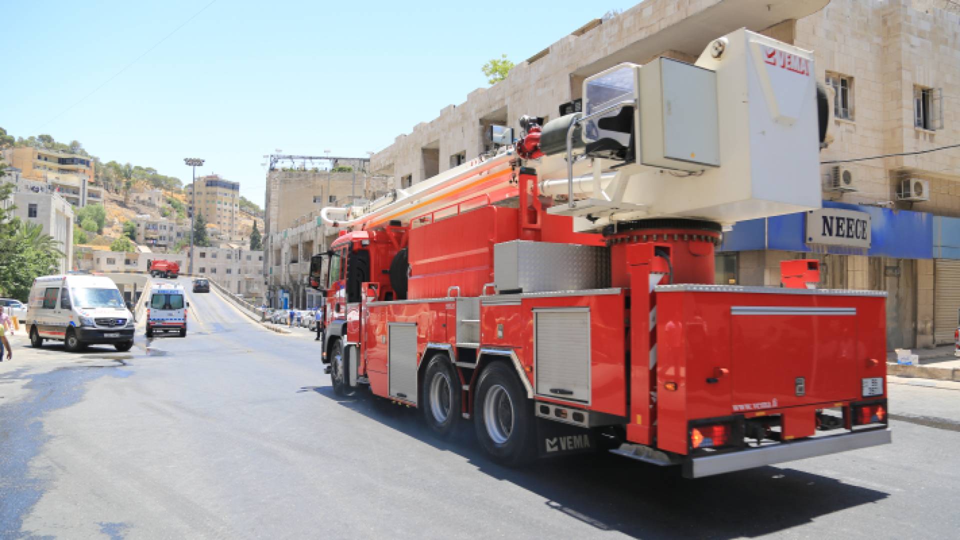 مركبة تابعة للدفاع المدني