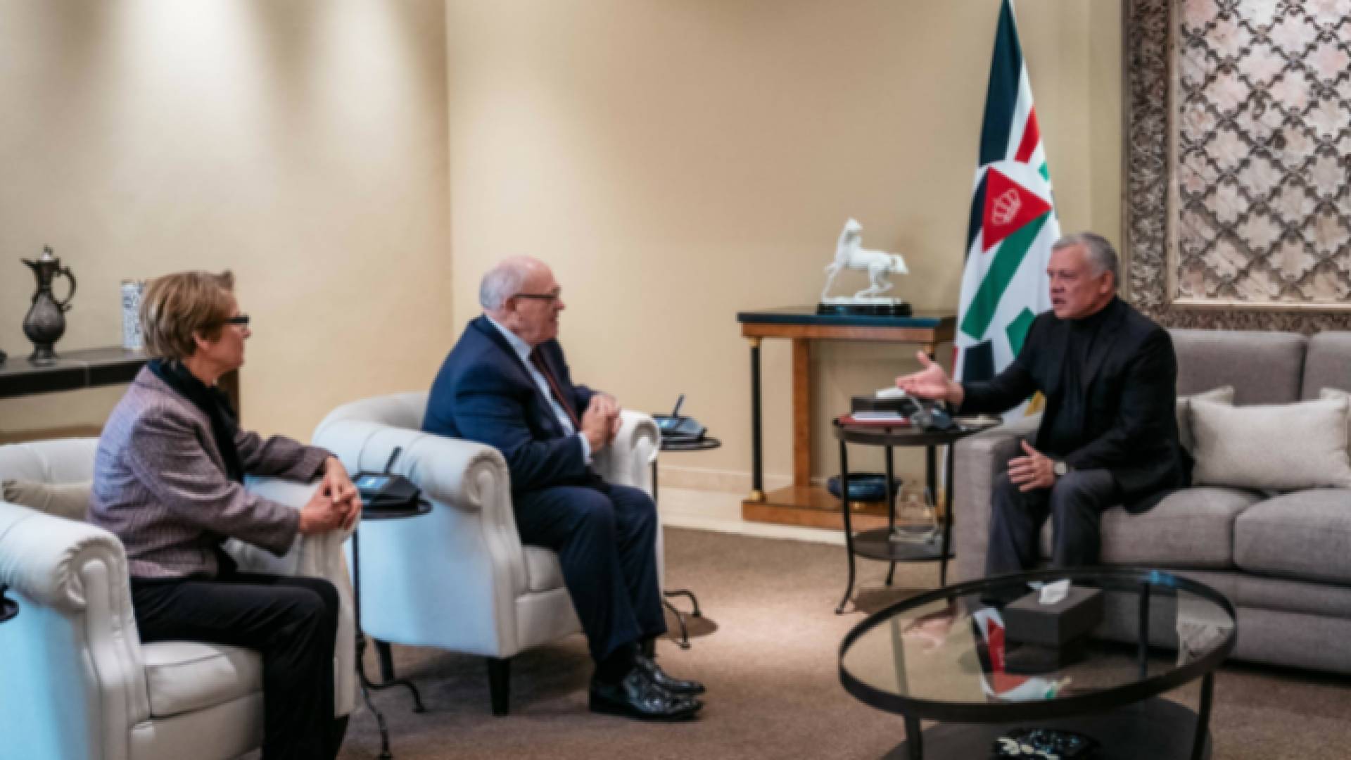 جلالة الملك عبد الله الثاني يستقبل رئيس مجلس الشيوخ الكندي جورج فيوري