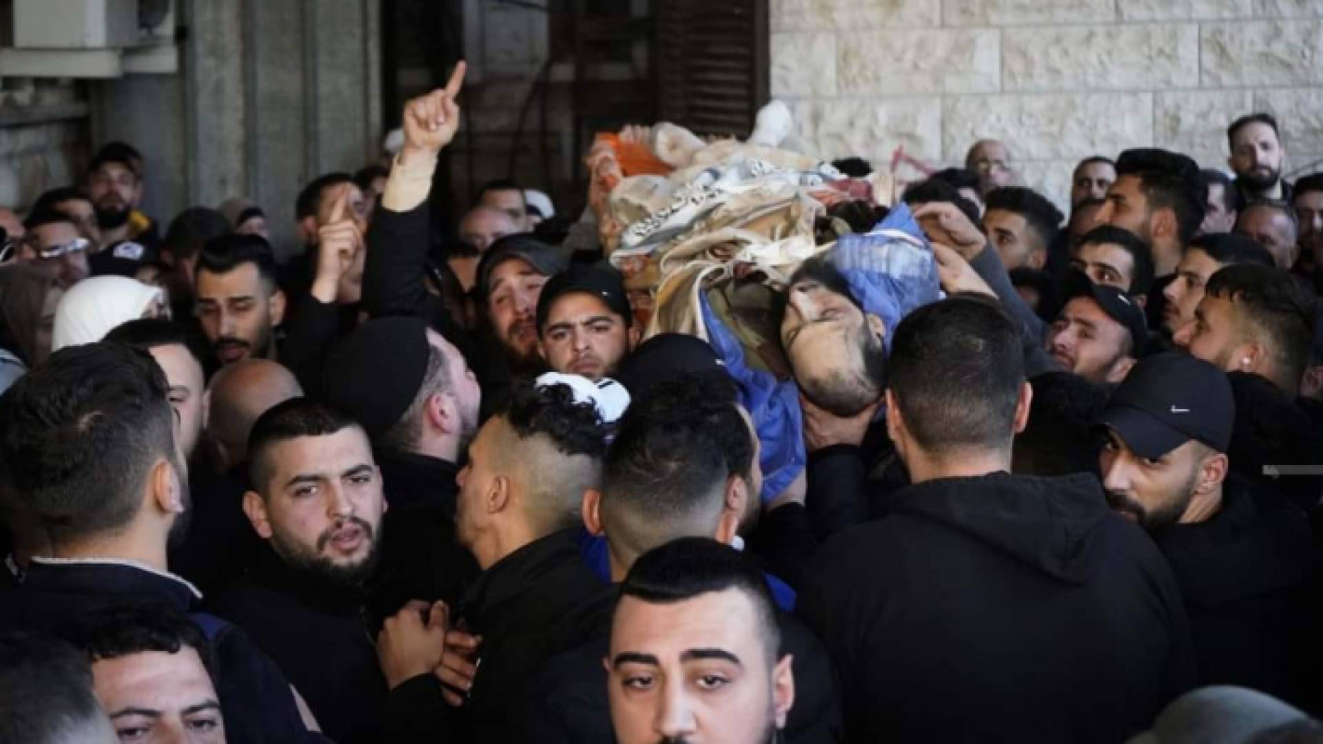 لحظة تشييع جثمان أحد شهداء مدينة نابلس